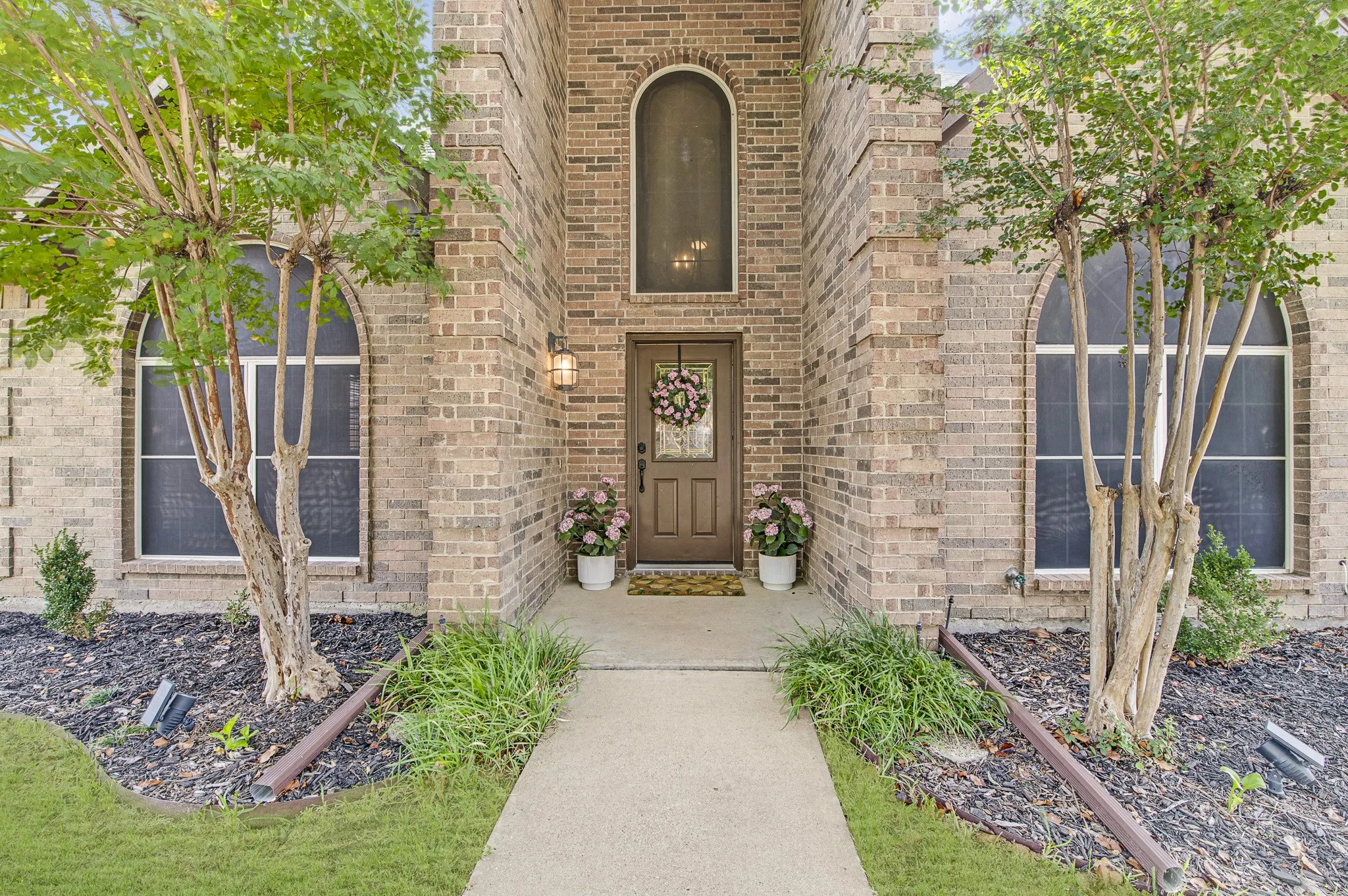 Single Family Residence For Sale in Denton County , 2039 Camelot Drive, Lewisville, Texas 75067, 4 Bedroom, 3 Bathroom, 2 Garage spaces, 2,687 Sqft, built in 1999, mls#21407678, Real Estate Agent in Lewisville, Homes For Sale in Denton county, Homes For Sale in Lewisville, Realtor in Lewisville Texas, Real Estate Brokerage Independent Realty Texas, Luminita Cordes Realtor