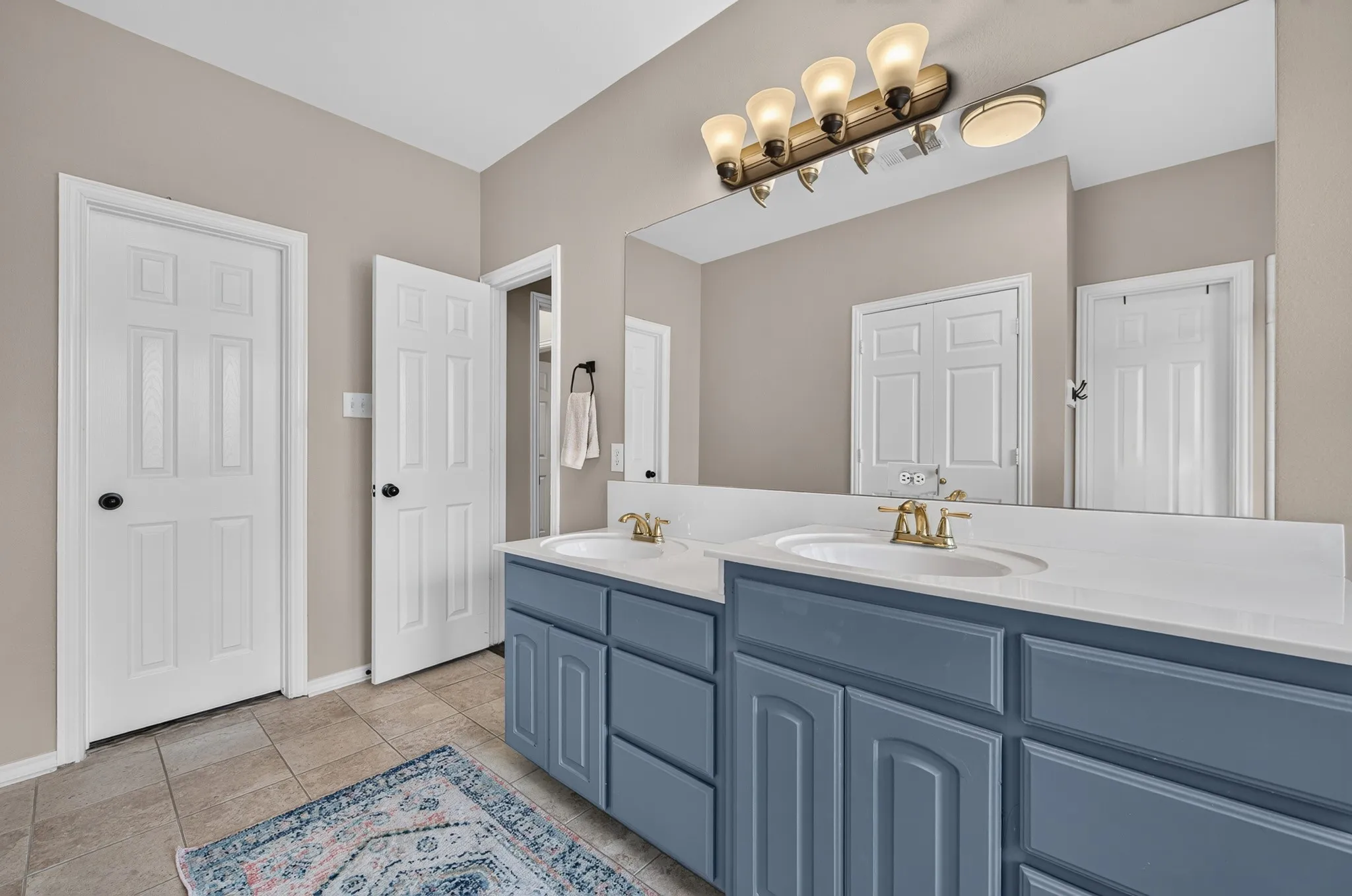 Single Family Residence For Sale in Denton County , 2039 Camelot Drive, Lewisville, Texas 75067, 4 Bedroom, 3 Bathroom, 2 Garage spaces, 2,687 Sqft, built in 1999, mls#21407678, Real Estate Agent in Lewisville, Homes For Sale in Denton county, Homes For Sale in Lewisville, Realtor in Lewisville Texas, Real Estate Brokerage Independent Realty Texas, Luminita Cordes Realtor