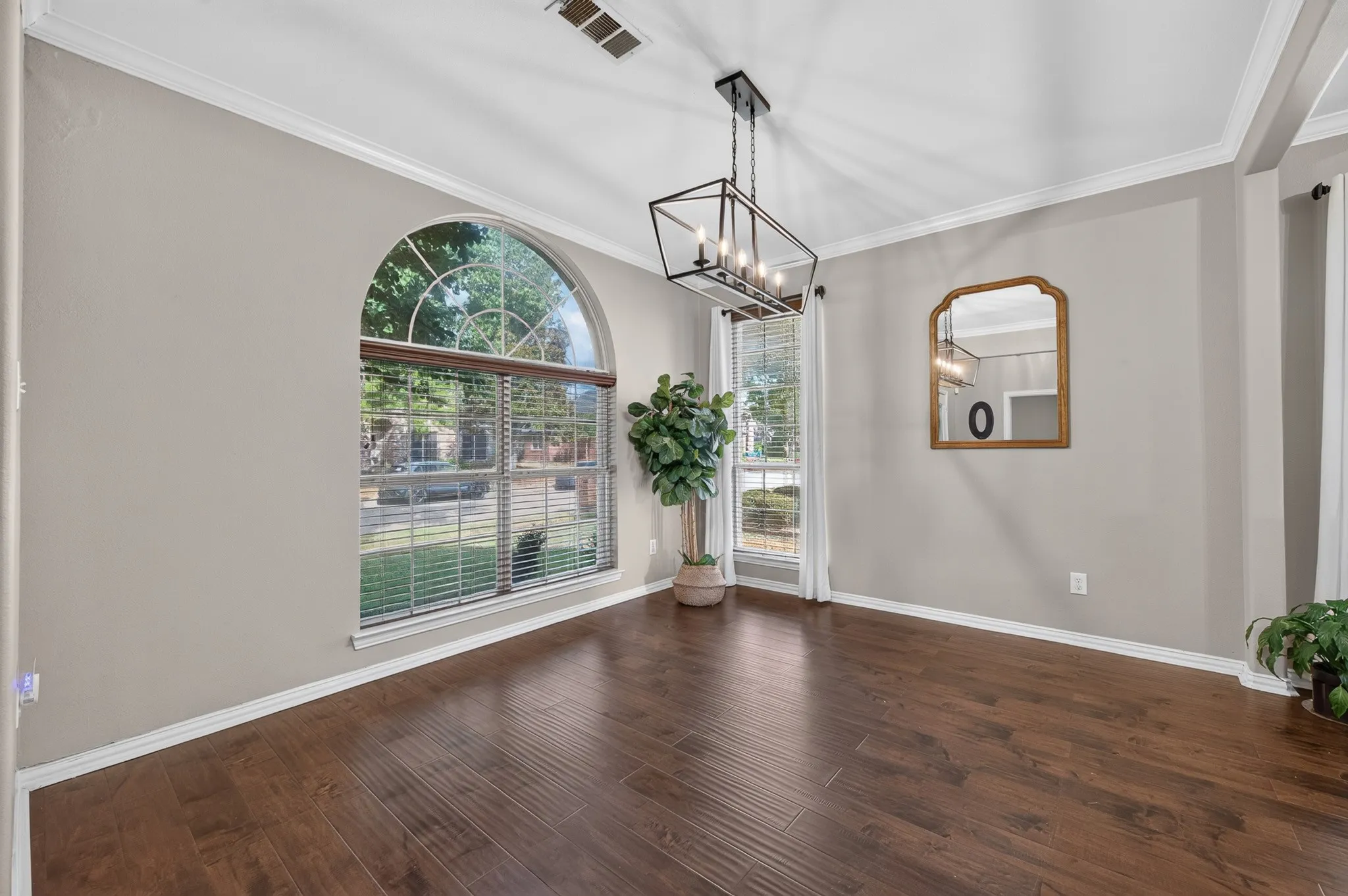 Single Family Residence For Sale in Denton County , 2039 Camelot Drive, Lewisville, Texas 75067, 4 Bedroom, 3 Bathroom, 2 Garage spaces, 2,687 Sqft, built in 1999, mls#21407678, Real Estate Agent in Lewisville, Homes For Sale in Denton county, Homes For Sale in Lewisville, Realtor in Lewisville Texas, Real Estate Brokerage Independent Realty Texas, Luminita Cordes Realtor