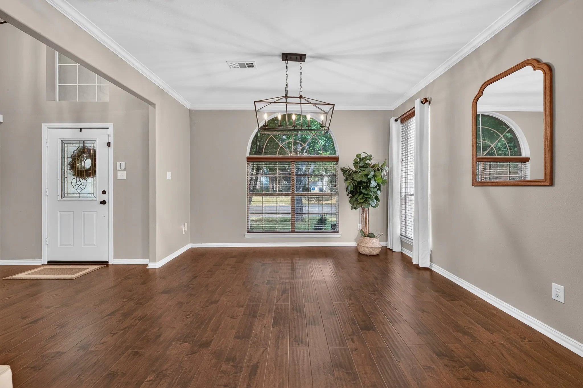 Single Family Residence For Sale in Denton County , 2039 Camelot Drive, Lewisville, Texas 75067, 4 Bedroom, 3 Bathroom, 2 Garage spaces, 2,687 Sqft, built in 1999, mls#21407678, Real Estate Agent in Lewisville, Homes For Sale in Denton county, Homes For Sale in Lewisville, Realtor in Lewisville Texas, Real Estate Brokerage Independent Realty Texas, Luminita Cordes Realtor