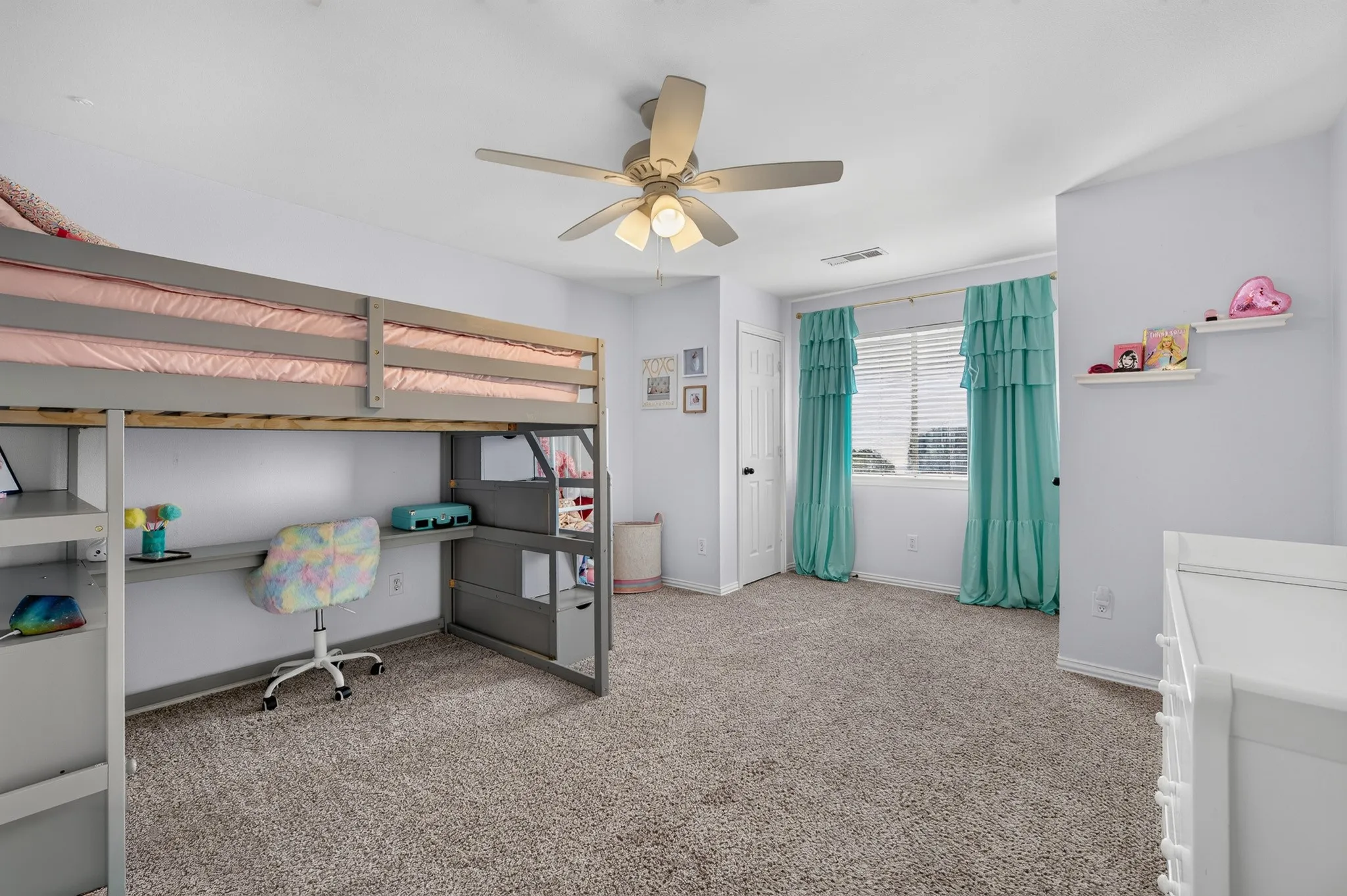 Single Family Residence For Sale in Denton County , 2039 Camelot Drive, Lewisville, Texas 75067, 4 Bedroom, 3 Bathroom, 2 Garage spaces, 2,687 Sqft, built in 1999, mls#21407678, Real Estate Agent in Lewisville, Homes For Sale in Denton county, Homes For Sale in Lewisville, Realtor in Lewisville Texas, Real Estate Brokerage Independent Realty Texas, Luminita Cordes Realtor