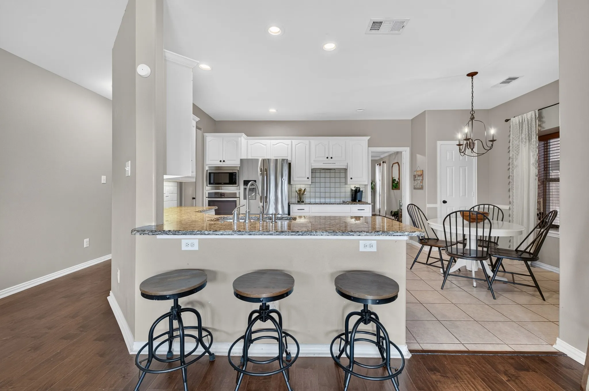 Single Family Residence For Sale in Denton County , 2039 Camelot Drive, Lewisville, Texas 75067, 4 Bedroom, 3 Bathroom, 2 Garage spaces, 2,687 Sqft, built in 1999, mls#21407678, Real Estate Agent in Lewisville, Homes For Sale in Denton county, Homes For Sale in Lewisville, Realtor in Lewisville Texas, Real Estate Brokerage Independent Realty Texas, Luminita Cordes Realtor