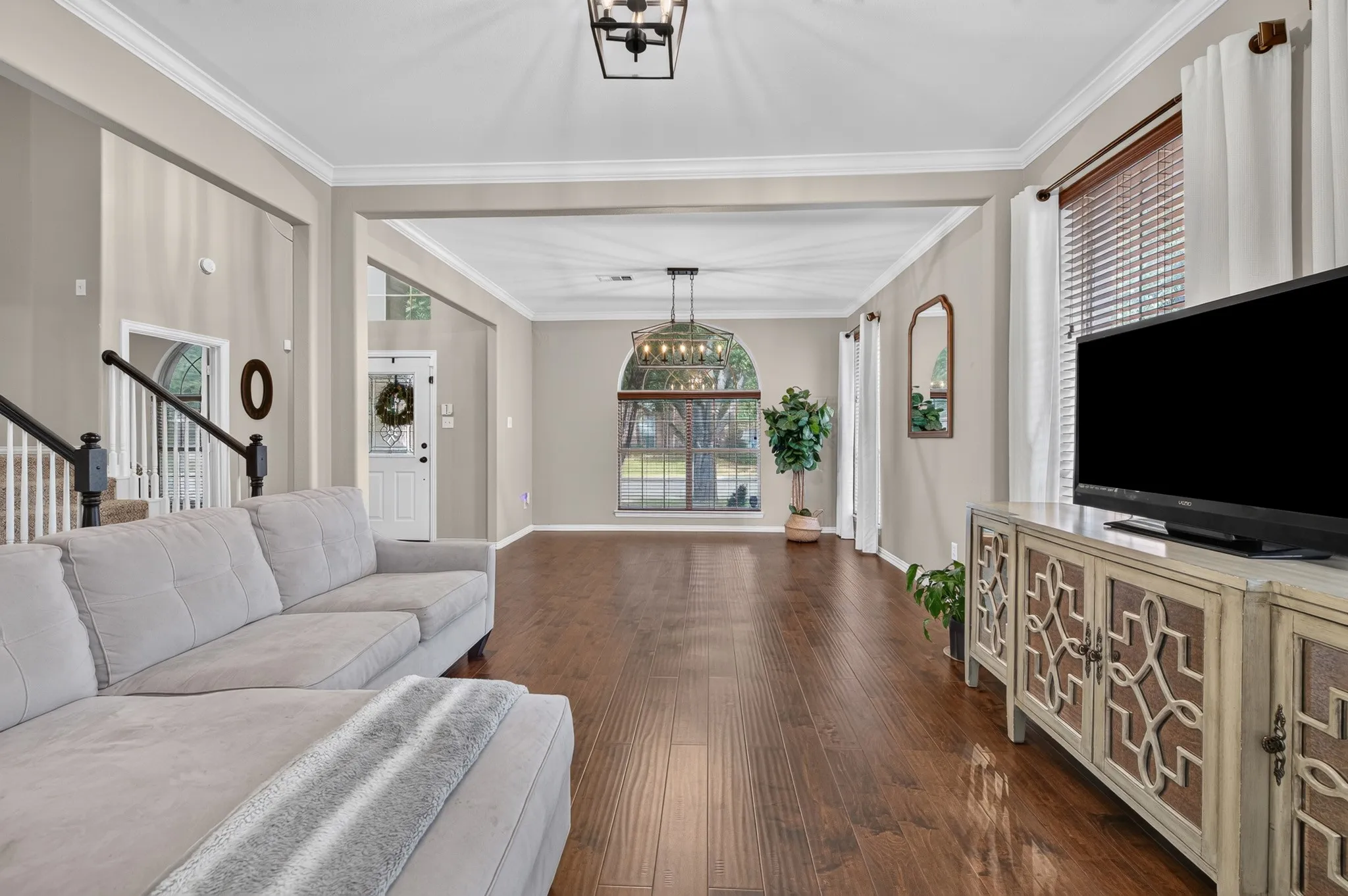 Single Family Residence For Sale in Denton County , 2039 Camelot Drive, Lewisville, Texas 75067, 4 Bedroom, 3 Bathroom, 2 Garage spaces, 2,687 Sqft, built in 1999, mls#21407678, Real Estate Agent in Lewisville, Homes For Sale in Denton county, Homes For Sale in Lewisville, Realtor in Lewisville Texas, Real Estate Brokerage Independent Realty Texas, Luminita Cordes Realtor