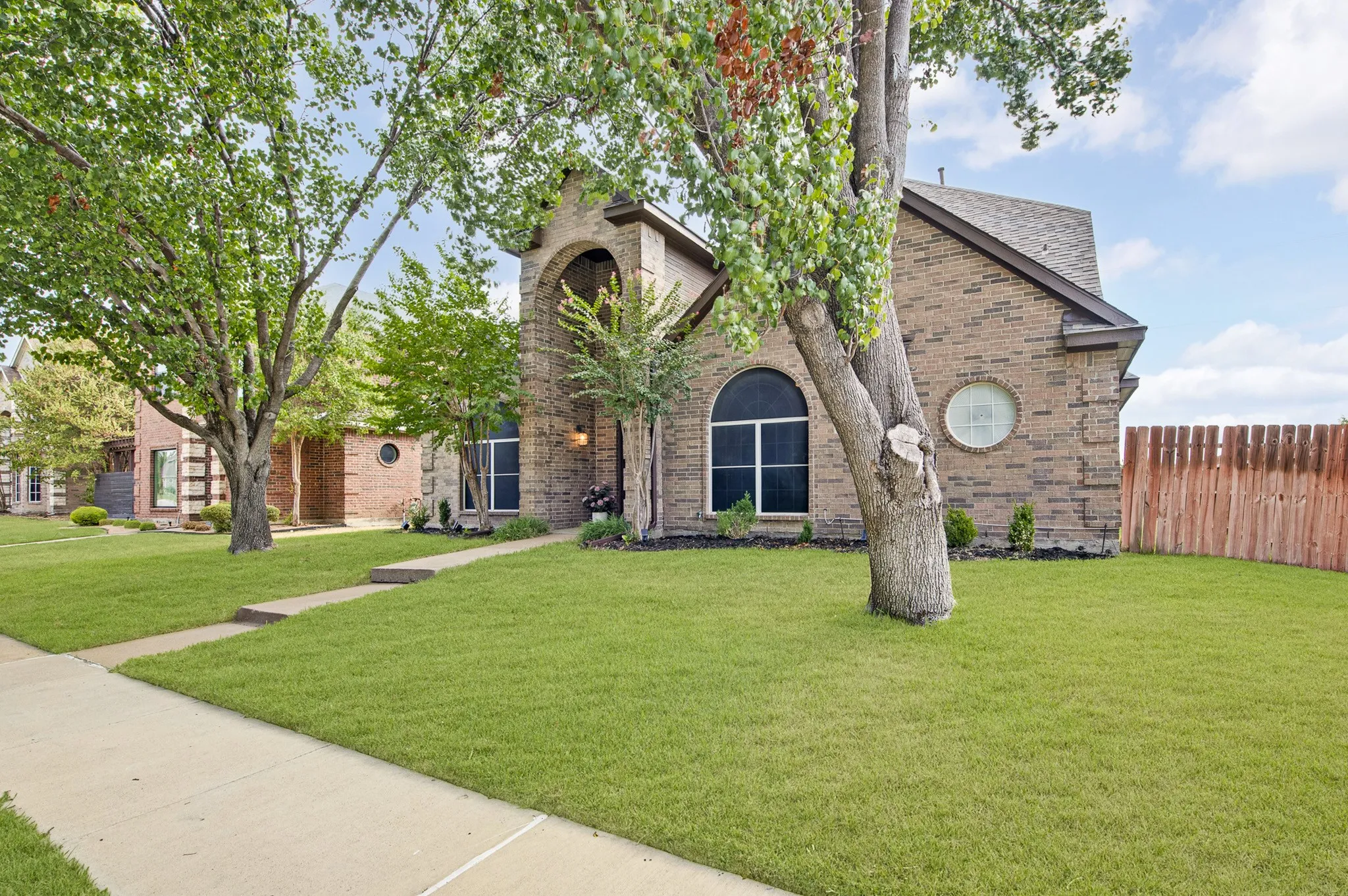 Single Family Residence For Sale in Denton County , 2039 Camelot Drive, Lewisville, Texas 75067, 4 Bedroom, 3 Bathroom, 2 Garage spaces, 2,687 Sqft, built in 1999, mls#21407678, Real Estate Agent in Lewisville, Homes For Sale in Denton county, Homes For Sale in Lewisville, Realtor in Lewisville Texas, Real Estate Brokerage Independent Realty Texas, Luminita Cordes Realtor
