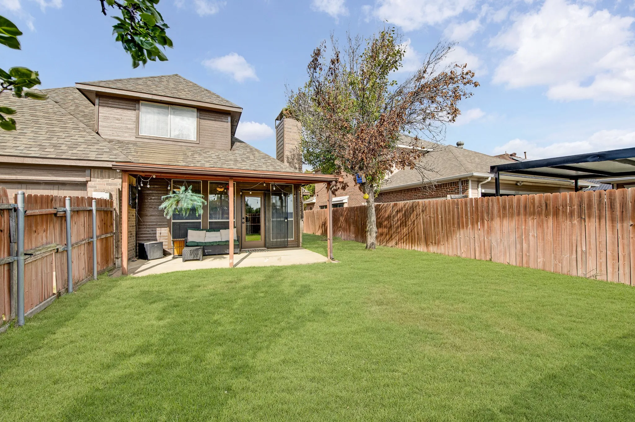 Single Family Residence For Sale in Denton County , 2039 Camelot Drive, Lewisville, Texas 75067, 4 Bedroom, 3 Bathroom, 2 Garage spaces, 2,687 Sqft, built in 1999, mls#21407678, Real Estate Agent in Lewisville, Homes For Sale in Denton county, Homes For Sale in Lewisville, Realtor in Lewisville Texas, Real Estate Brokerage Independent Realty Texas, Luminita Cordes Realtor
