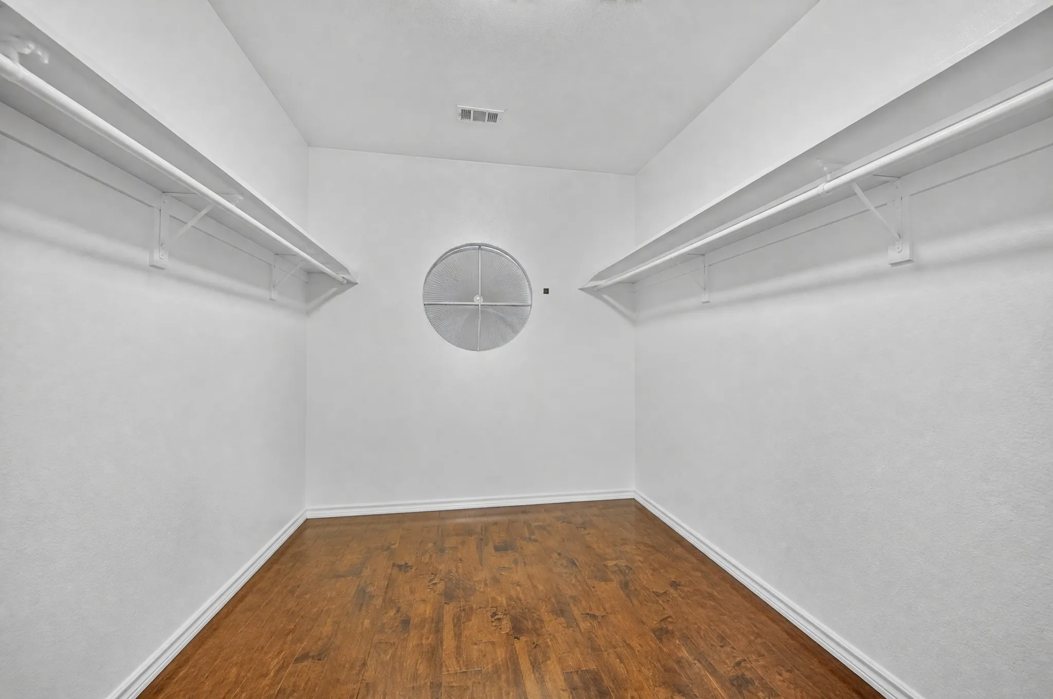 Single Family Residence For Sale in Denton County , 2039 Camelot Drive, Lewisville, Texas 75067, 4 Bedroom, 3 Bathroom, 2 Garage spaces, 2,687 Sqft, built in 1999, mls#21407678, Real Estate Agent in Lewisville, Homes For Sale in Denton county, Homes For Sale in Lewisville, Realtor in Lewisville Texas, Real Estate Brokerage Independent Realty Texas, Luminita Cordes Realtor