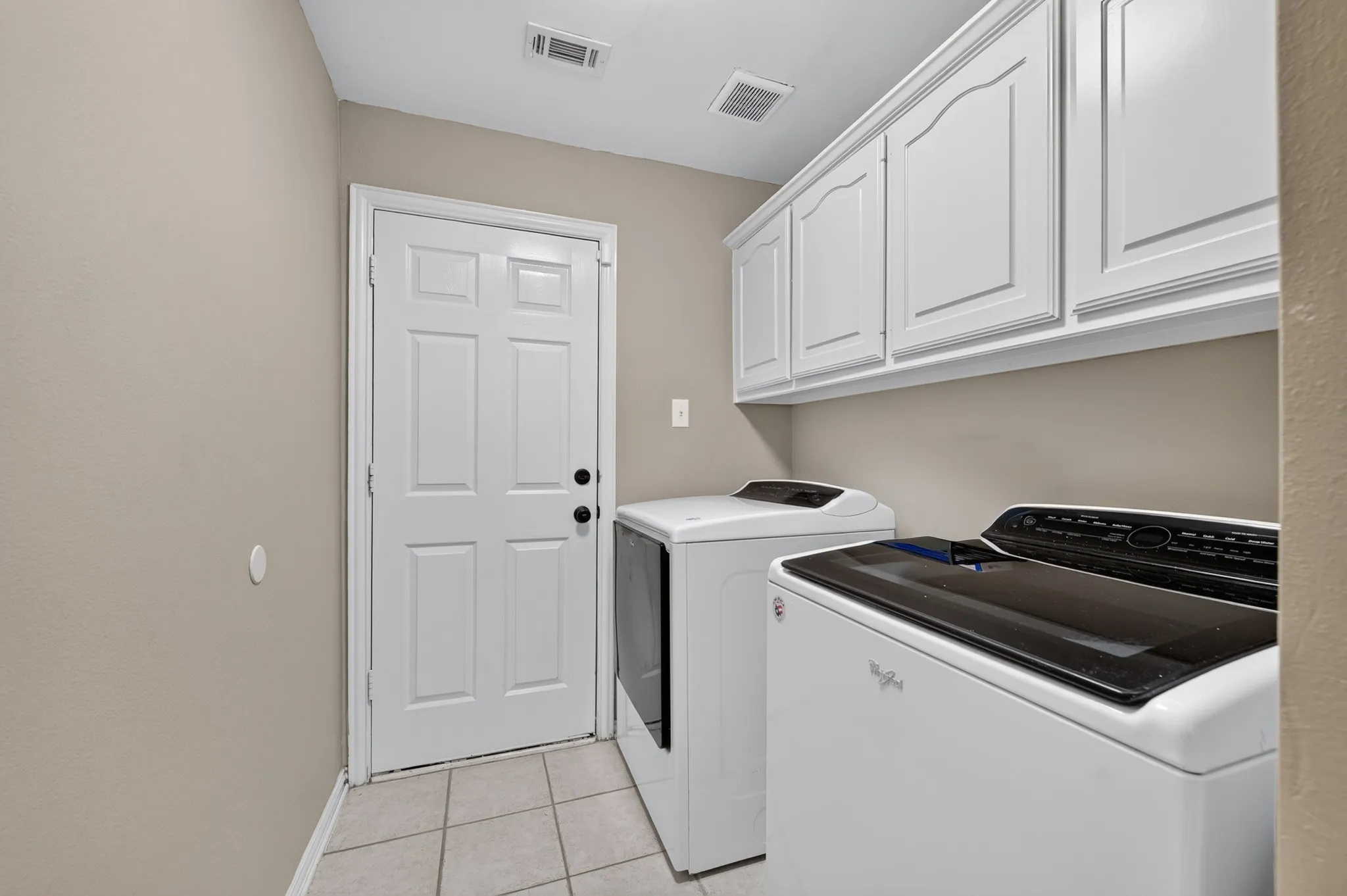 Single Family Residence For Sale in Denton County , 2039 Camelot Drive, Lewisville, Texas 75067, 4 Bedroom, 3 Bathroom, 2 Garage spaces, 2,687 Sqft, built in 1999, mls#21407678, Real Estate Agent in Lewisville, Homes For Sale in Denton county, Homes For Sale in Lewisville, Realtor in Lewisville Texas, Real Estate Brokerage Independent Realty Texas, Luminita Cordes Realtor