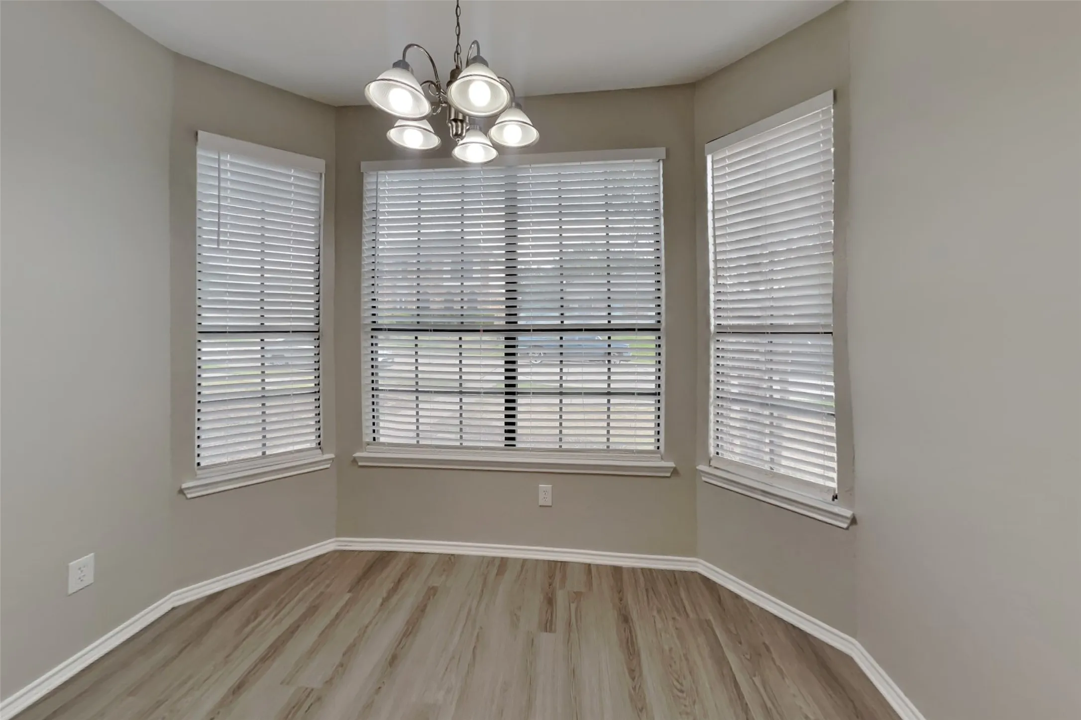 Single Family Residence For Rent in Denton County , 4315 Harvest Hill Road, Carrollton, Texas 75010, 3 Bedroom, 2 Bathroom, 2 Garage spaces, 2,008 Sqft, built in 1987, mls#21413629, Real Estate Agent in Carrollton, Homes For Rent in Denton county, Homes For Rent in Carrollton, Realtor in Carrollton Texas, Real Estate Brokerage Independent Realty Texas, Luminita Cordes Realtor