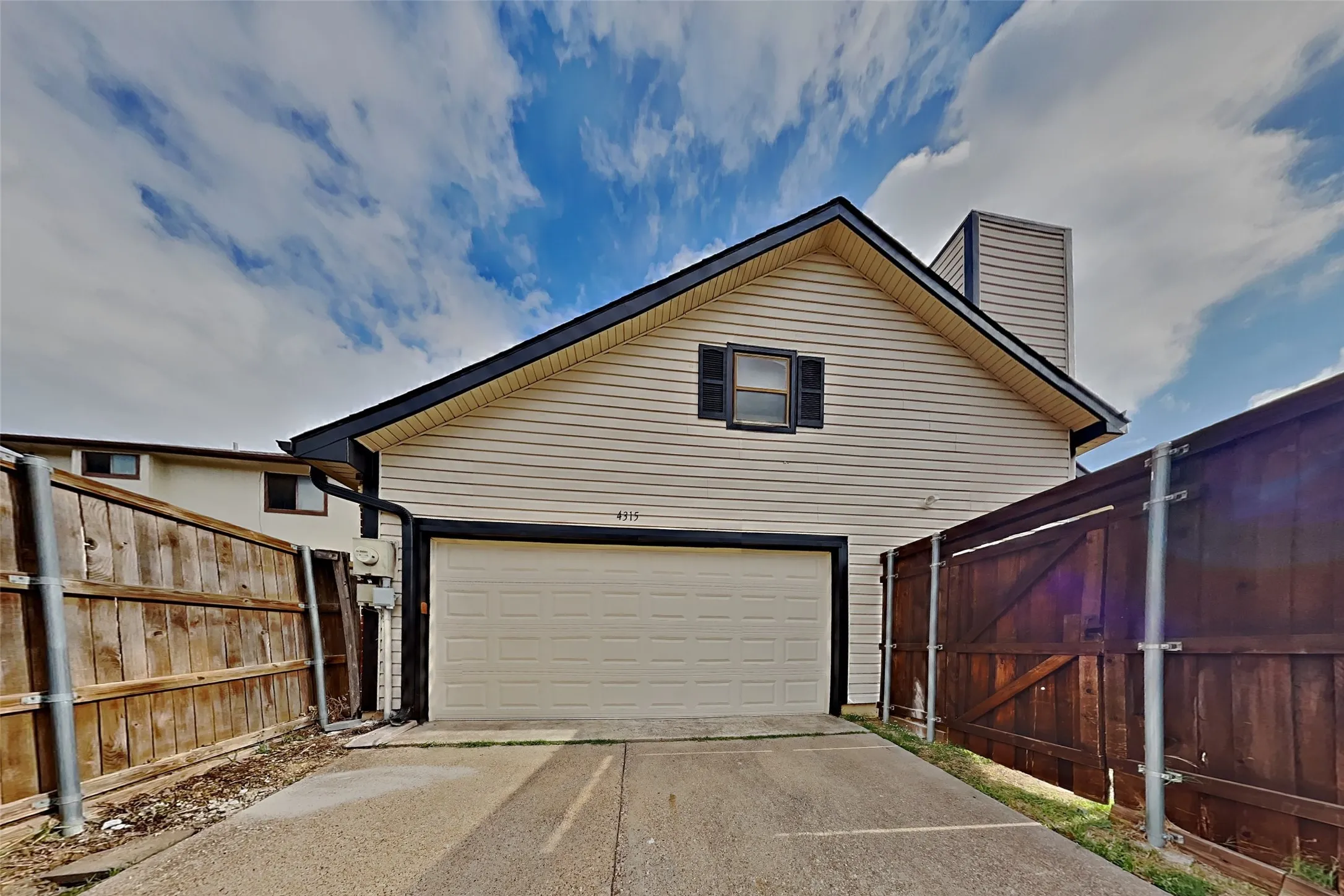 Single Family Residence For Rent in Denton County , 4315 Harvest Hill Road, Carrollton, Texas 75010, 3 Bedroom, 2 Bathroom, 2 Garage spaces, 2,008 Sqft, built in 1987, mls#21413629, Real Estate Agent in Carrollton, Homes For Rent in Denton county, Homes For Rent in Carrollton, Realtor in Carrollton Texas, Real Estate Brokerage Independent Realty Texas, Luminita Cordes Realtor
