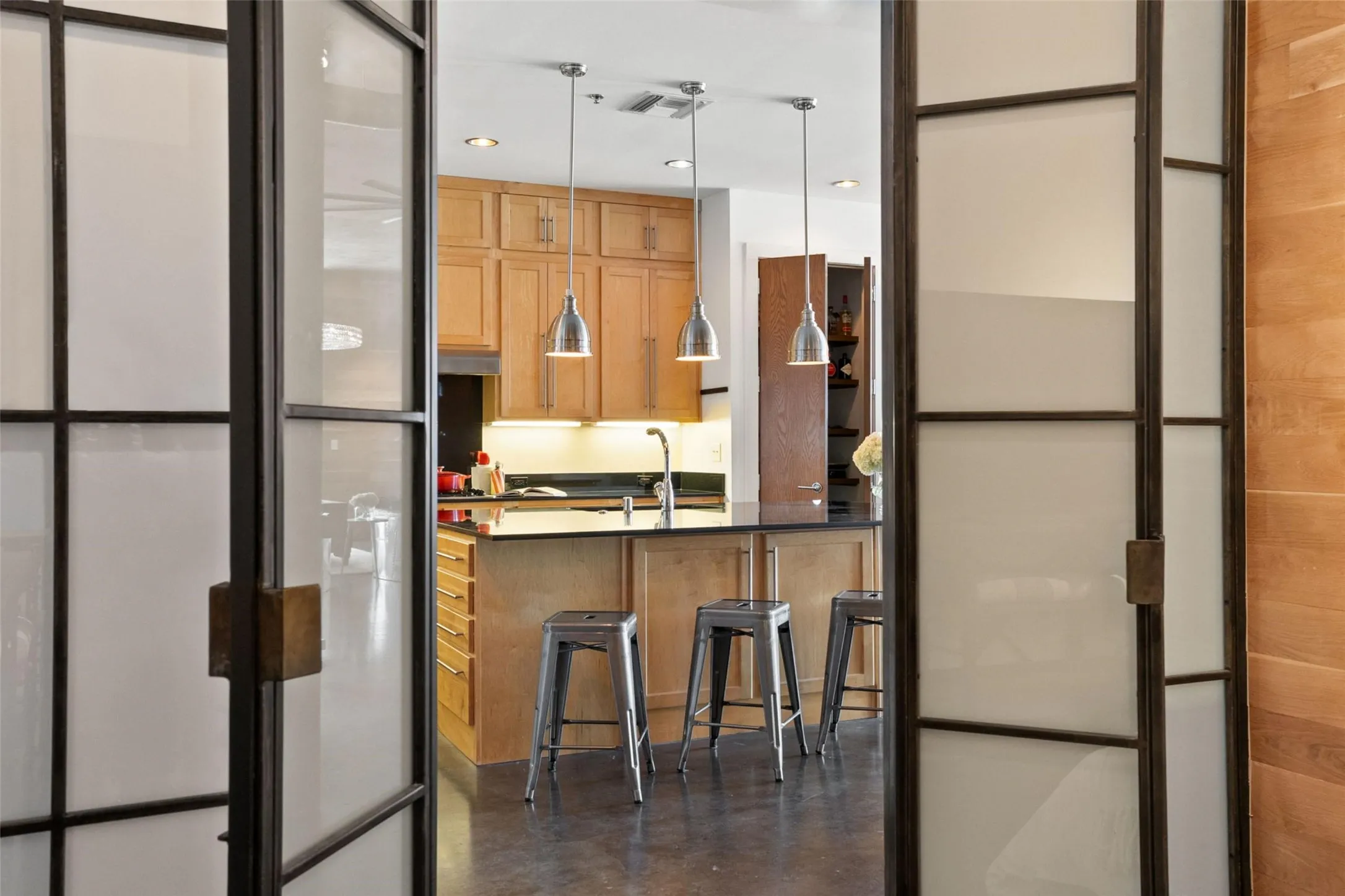 Condominium For Sale in Dallas County , 3030 Bryan Street 207, Dallas, Texas 75204, 2 Bedroom, 2 Bathroom, 2 Garage spaces, 1,512 Sqft, built in 2005, mls#21412746, Real Estate Agent in Dallas, Homes For Sale in Dallas county, Homes For Sale in Dallas, Realtor in Dallas Texas, Real Estate Brokerage Independent Realty Texas, Luminita Cordes Realtor