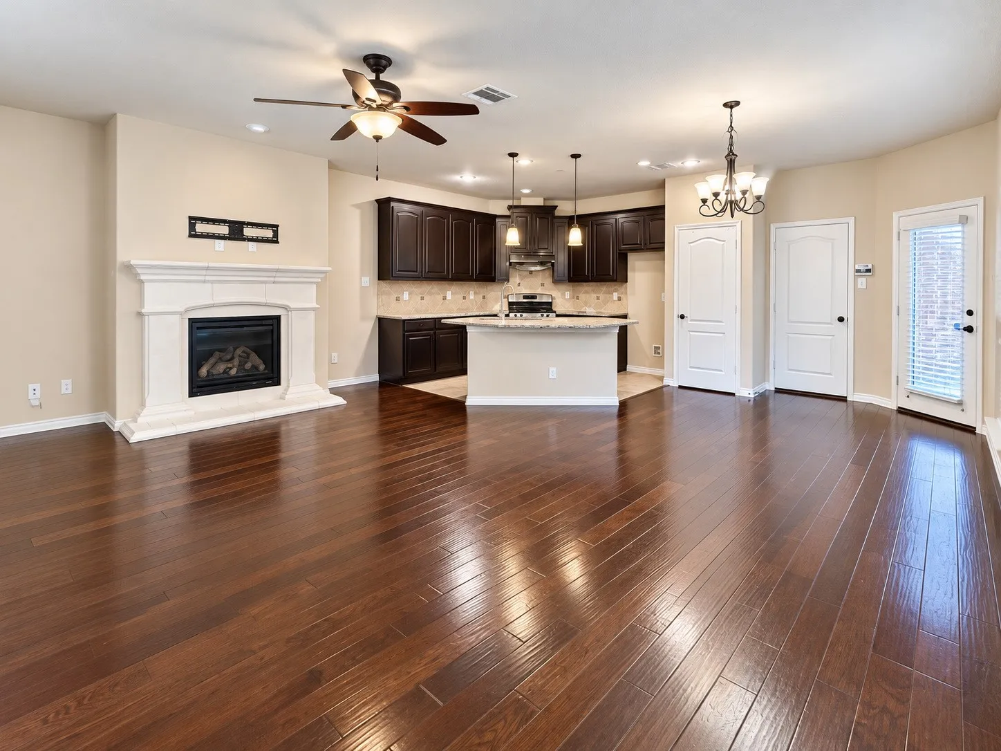 Townhouse For Rent in Denton County , 4248 Comanche Drive, Carrollton, Texas 75010, 3 Bedroom, 3 Bathroom, 2 Garage spaces, 2,264 Sqft, built in 2011, mls#21412528, Real Estate Agent in Carrollton, Homes For Rent in Denton county, Homes For Rent in Carrollton, Realtor in Carrollton Texas, Real Estate Brokerage Independent Realty Texas, Luminita Cordes Realtor