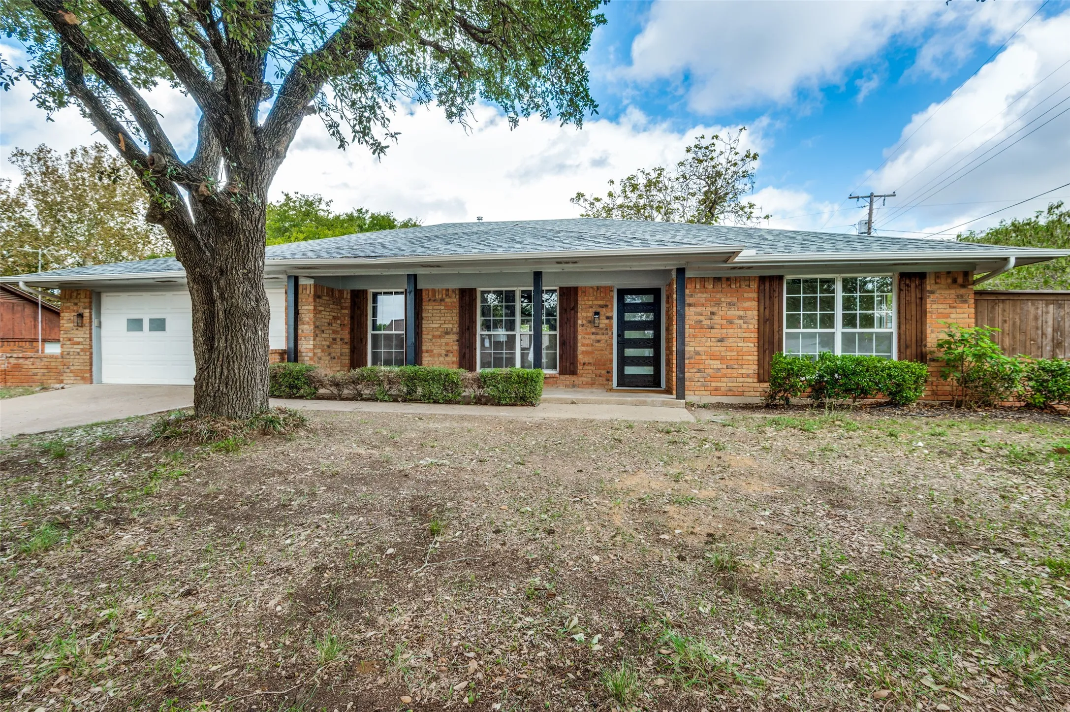 Single Family Residence For Sale in Ellis County , 504 Rolling Hills Drive, Midlothian, Texas 76065, 4 Bedroom, 2 Bathroom, 2 Garage spaces, 2,084 Sqft, built in 1972, mls#21412740, Real Estate Agent in Midlothian, Homes For Sale in Ellis county, Homes For Sale in Midlothian, Realtor in Midlothian Texas, Real Estate Brokerage Independent Realty Texas, Luminita Cordes Realtor