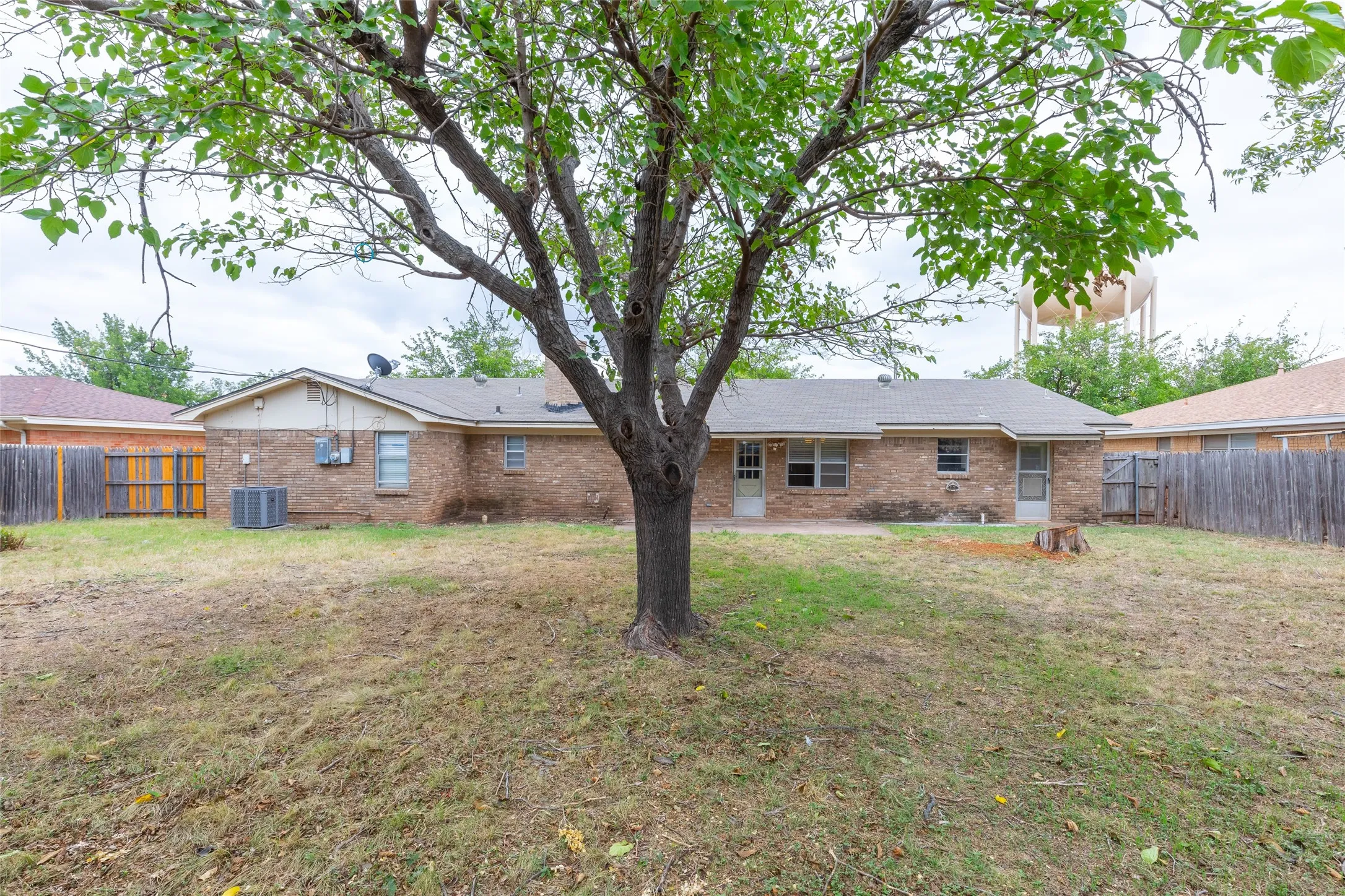 Single Family Residence For Sale in Taylor County , 2966 Arrowhead Drive, Abilene, Texas 79606, 3 Bedroom, 2 Bathroom, 2 Garage spaces, 1,840 Sqft, built in 1964, mls#21409872, Real Estate Agent in Abilene, Homes For Sale in Taylor county, Homes For Sale in Abilene, Realtor in Abilene Texas, Real Estate Brokerage Independent Realty Texas, Luminita Cordes Realtor