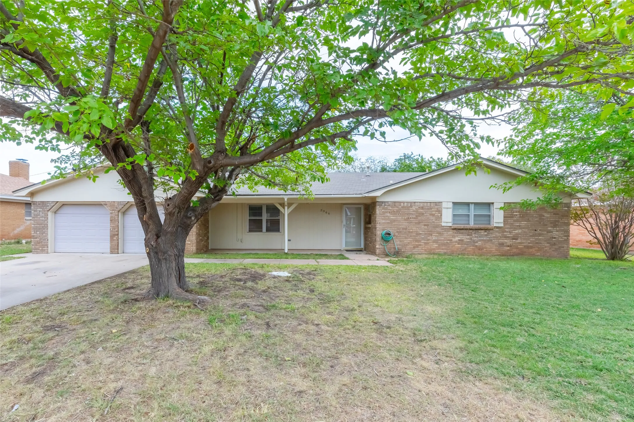 Single Family Residence For Sale in Taylor County , 2966 Arrowhead Drive, Abilene, Texas 79606, 3 Bedroom, 2 Bathroom, 2 Garage spaces, 1,840 Sqft, built in 1964, mls#21409872, Real Estate Agent in Abilene, Homes For Sale in Taylor county, Homes For Sale in Abilene, Realtor in Abilene Texas, Real Estate Brokerage Independent Realty Texas, Luminita Cordes Realtor