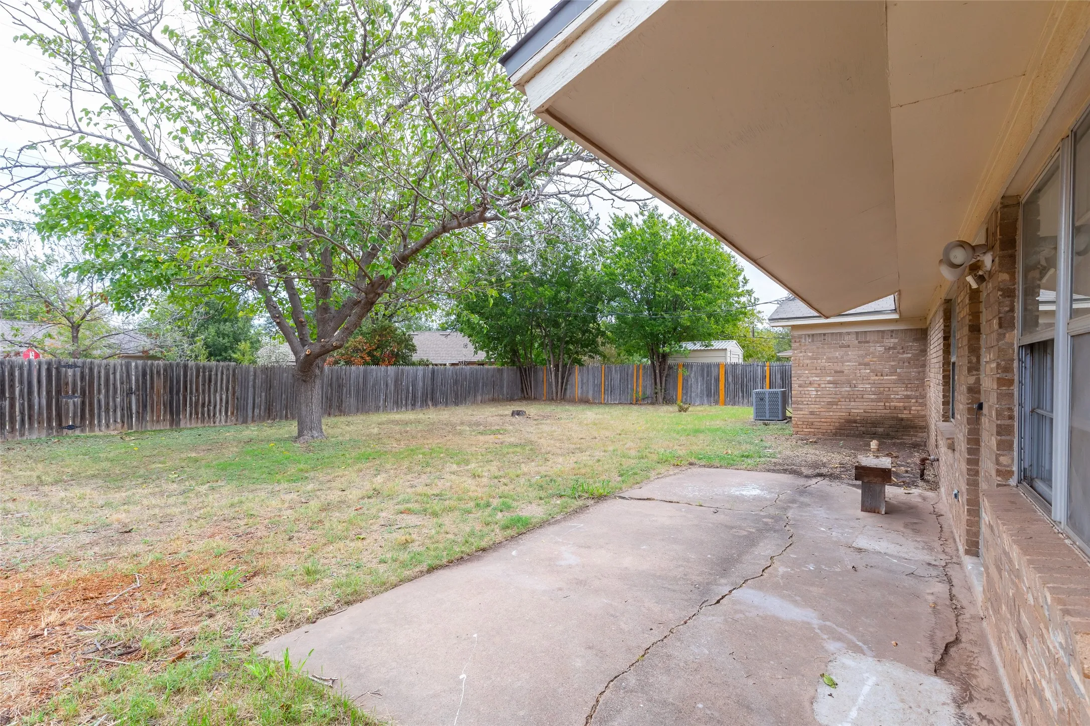 Single Family Residence For Sale in Taylor County , 2966 Arrowhead Drive, Abilene, Texas 79606, 3 Bedroom, 2 Bathroom, 2 Garage spaces, 1,840 Sqft, built in 1964, mls#21409872, Real Estate Agent in Abilene, Homes For Sale in Taylor county, Homes For Sale in Abilene, Realtor in Abilene Texas, Real Estate Brokerage Independent Realty Texas, Luminita Cordes Realtor