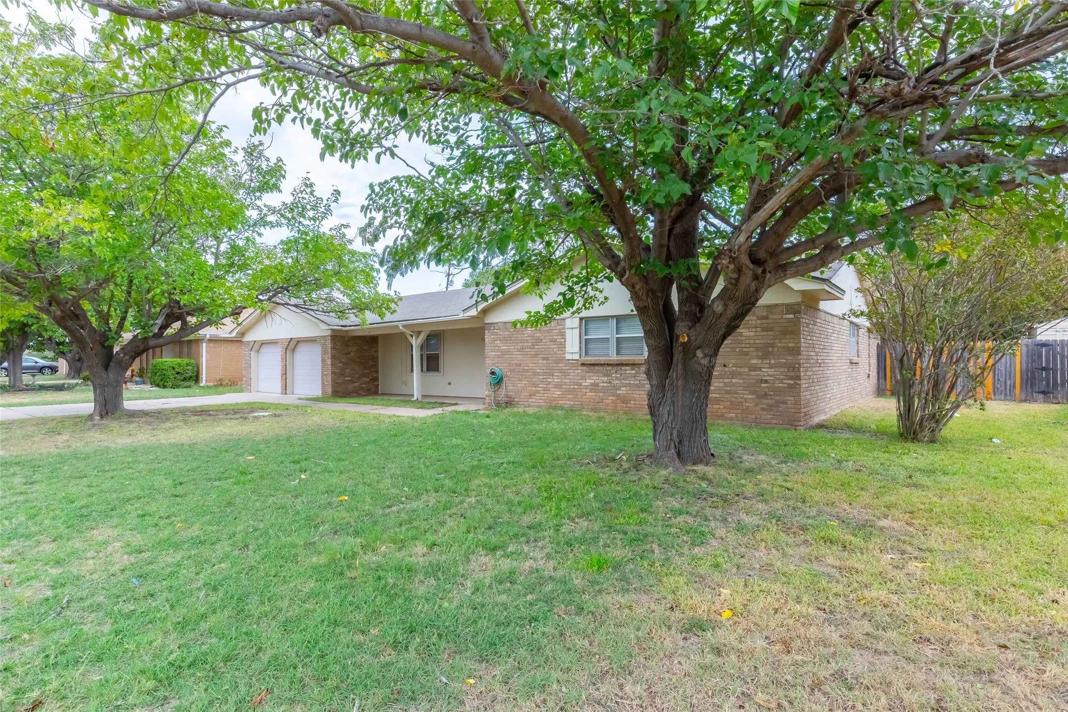 Single Family Residence For Sale in Taylor County , 2966 Arrowhead Drive, Abilene, Texas 79606, 3 Bedroom, 2 Bathroom, 2 Garage spaces, 1,840 Sqft, built in 1964, mls#21409872, Real Estate Agent in Abilene, Homes For Sale in Taylor county, Homes For Sale in Abilene, Realtor in Abilene Texas, Real Estate Brokerage Independent Realty Texas, Luminita Cordes Realtor