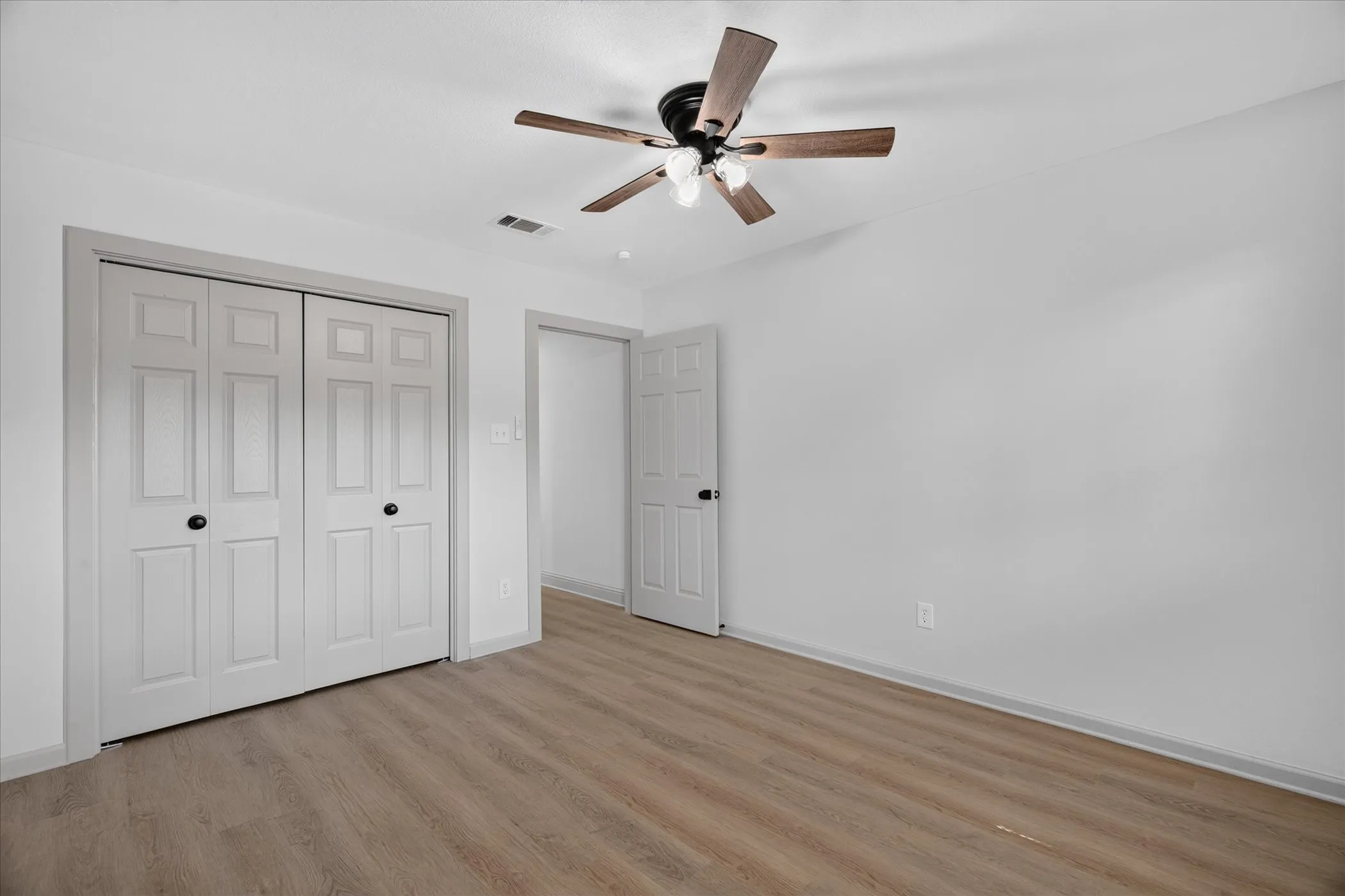 Single Family Residence For Sale in Tarrant County , 10117 Stoneleigh Drive, Benbrook, Texas 76126, 4 Bedroom, 2 Bathroom, 2 Garage spaces, 2,240 Sqft, built in 1984, mls#21412633, Real Estate Agent in Benbrook, Homes For Sale in Tarrant county, Homes For Sale in Benbrook, Realtor in Benbrook Texas, Real Estate Brokerage Independent Realty Texas, Luminita Cordes Realtor