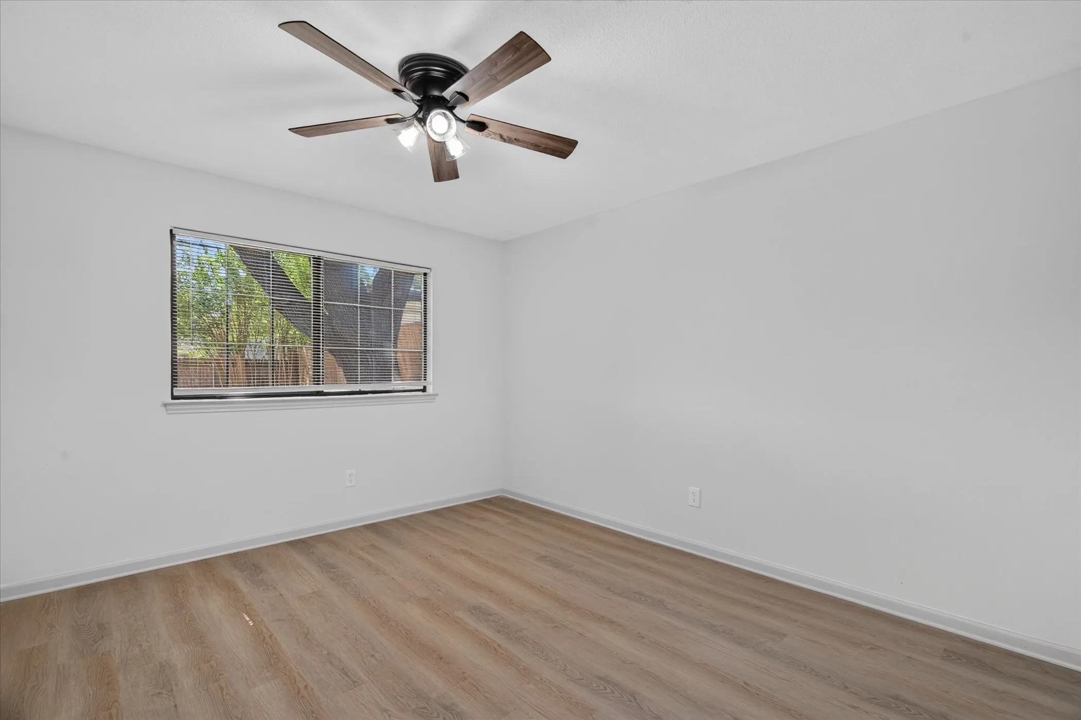 Single Family Residence For Sale in Tarrant County , 10117 Stoneleigh Drive, Benbrook, Texas 76126, 4 Bedroom, 2 Bathroom, 2 Garage spaces, 2,240 Sqft, built in 1984, mls#21412633, Real Estate Agent in Benbrook, Homes For Sale in Tarrant county, Homes For Sale in Benbrook, Realtor in Benbrook Texas, Real Estate Brokerage Independent Realty Texas, Luminita Cordes Realtor