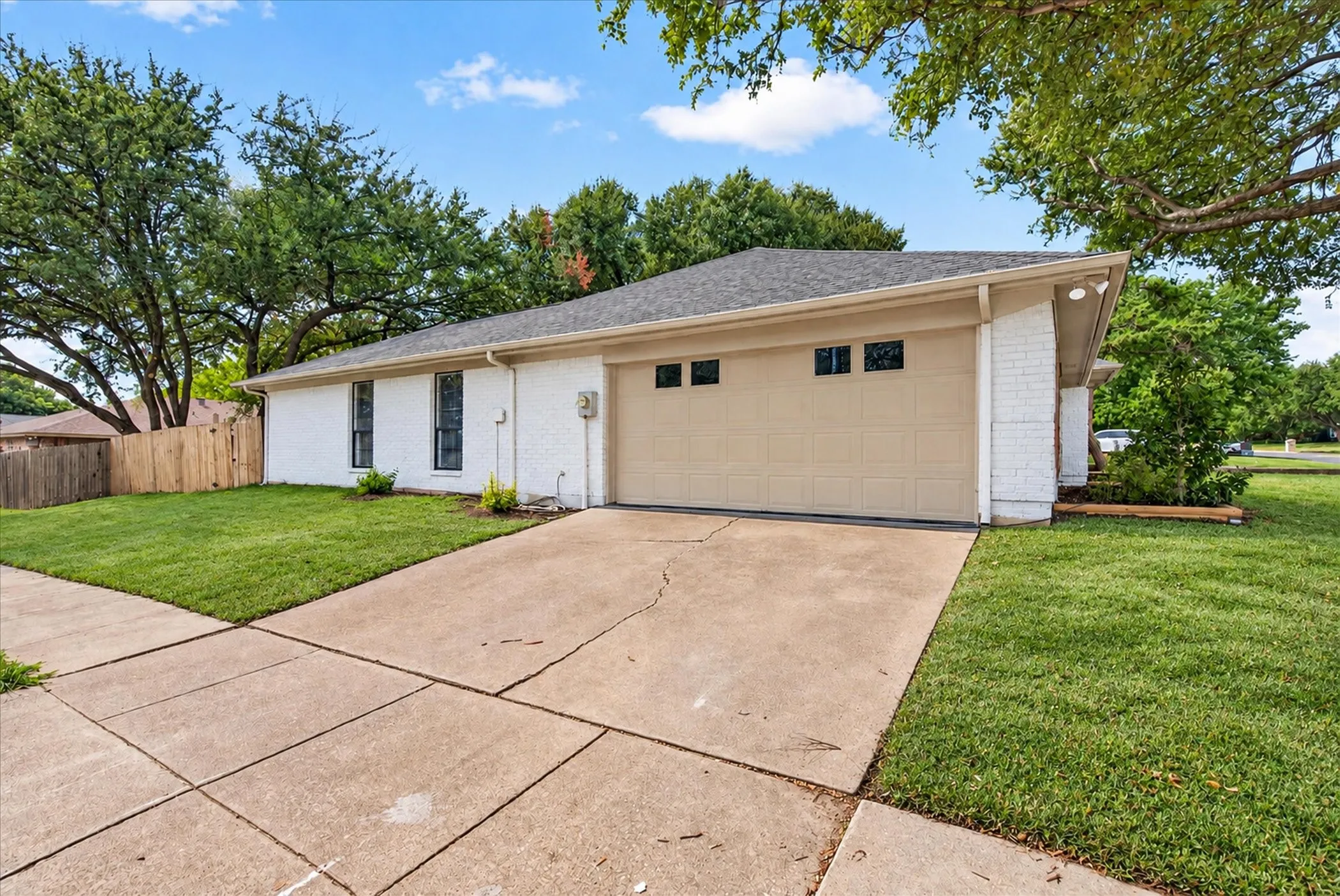 Single Family Residence For Sale in Tarrant County , 10117 Stoneleigh Drive, Benbrook, Texas 76126, 4 Bedroom, 2 Bathroom, 2 Garage spaces, 2,240 Sqft, built in 1984, mls#21412633, Real Estate Agent in Benbrook, Homes For Sale in Tarrant county, Homes For Sale in Benbrook, Realtor in Benbrook Texas, Real Estate Brokerage Independent Realty Texas, Luminita Cordes Realtor