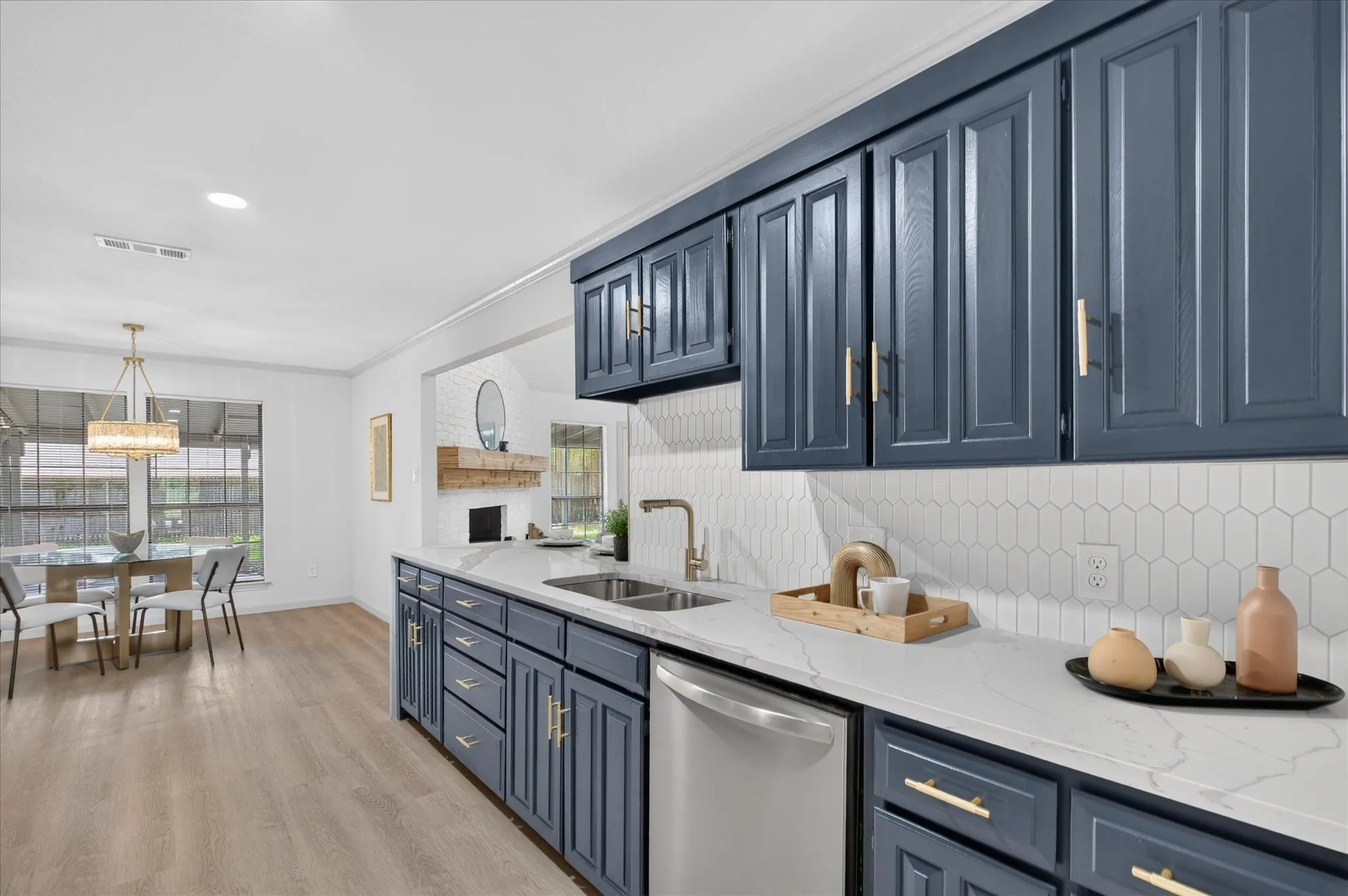 Single Family Residence For Sale in Tarrant County , 10117 Stoneleigh Drive, Benbrook, Texas 76126, 4 Bedroom, 2 Bathroom, 2 Garage spaces, 2,240 Sqft, built in 1984, mls#21412633, Real Estate Agent in Benbrook, Homes For Sale in Tarrant county, Homes For Sale in Benbrook, Realtor in Benbrook Texas, Real Estate Brokerage Independent Realty Texas, Luminita Cordes Realtor