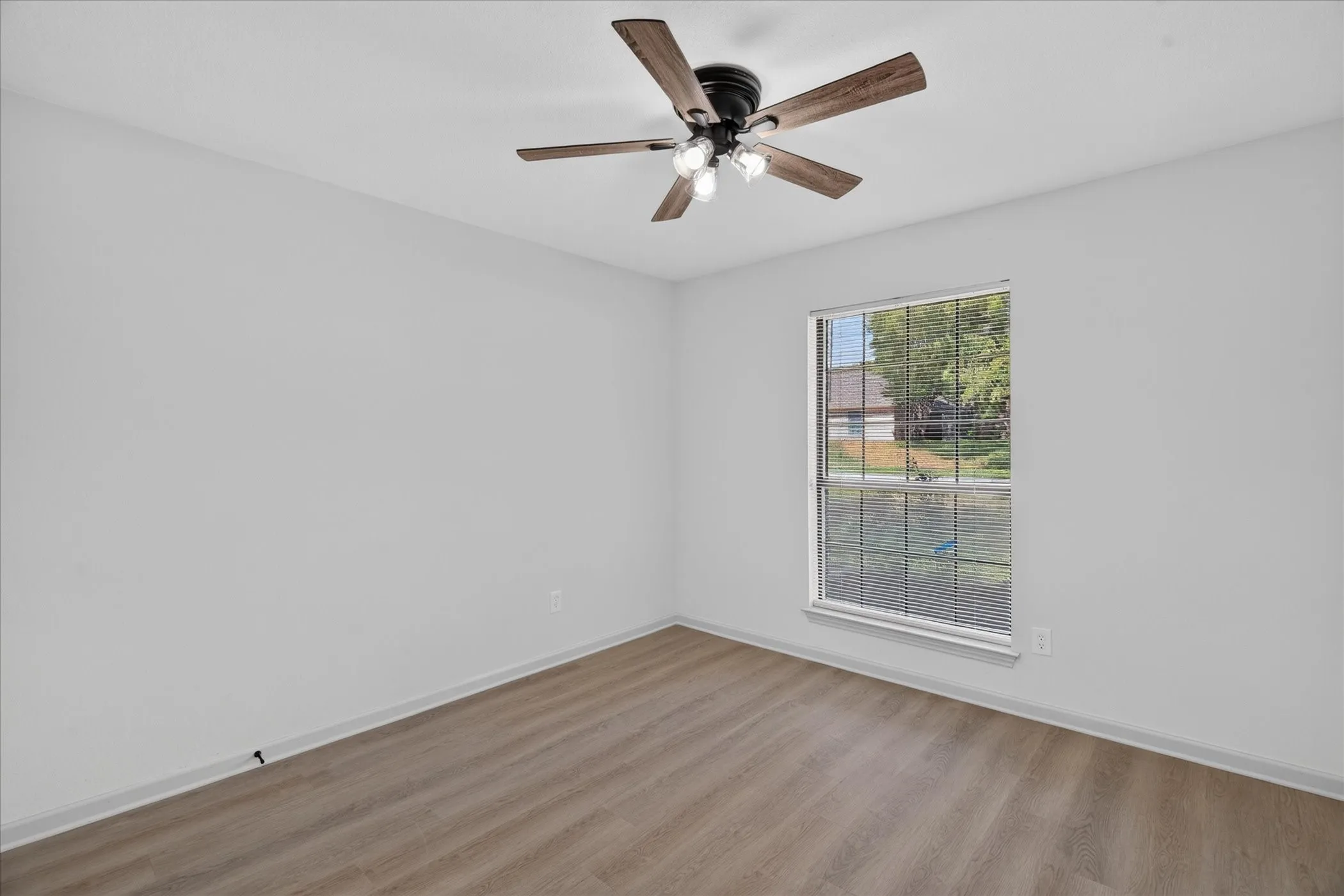 Single Family Residence For Sale in Tarrant County , 10117 Stoneleigh Drive, Benbrook, Texas 76126, 4 Bedroom, 2 Bathroom, 2 Garage spaces, 2,240 Sqft, built in 1984, mls#21412633, Real Estate Agent in Benbrook, Homes For Sale in Tarrant county, Homes For Sale in Benbrook, Realtor in Benbrook Texas, Real Estate Brokerage Independent Realty Texas, Luminita Cordes Realtor