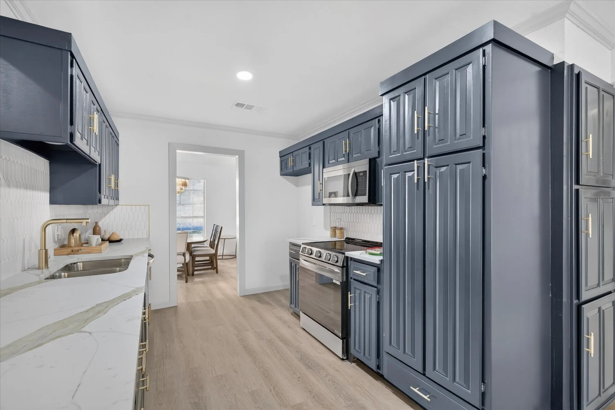 Single Family Residence For Sale in Tarrant County , 10117 Stoneleigh Drive, Benbrook, Texas 76126, 4 Bedroom, 2 Bathroom, 2 Garage spaces, 2,240 Sqft, built in 1984, mls#21412633, Real Estate Agent in Benbrook, Homes For Sale in Tarrant county, Homes For Sale in Benbrook, Realtor in Benbrook Texas, Real Estate Brokerage Independent Realty Texas, Luminita Cordes Realtor
