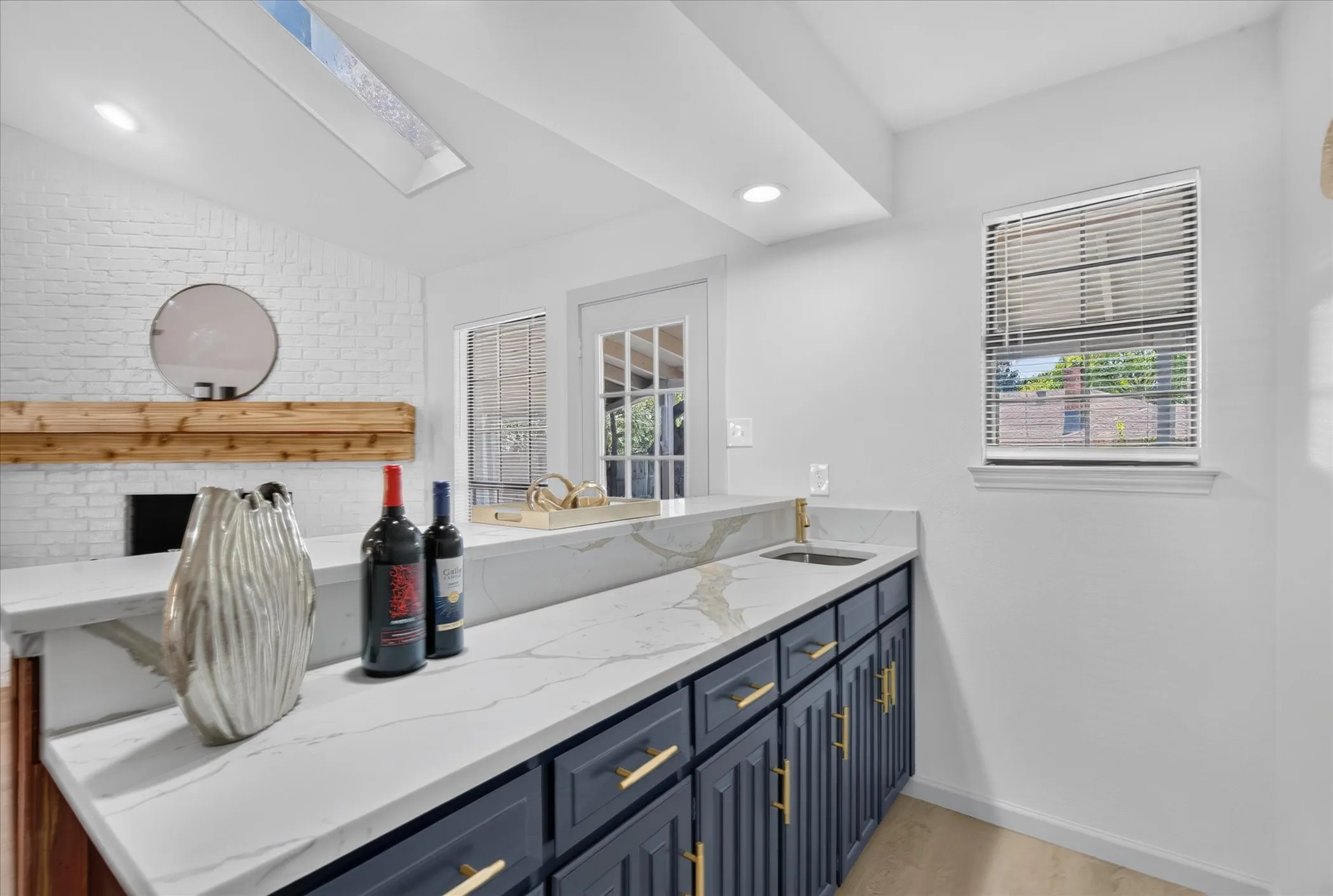 Single Family Residence For Sale in Tarrant County , 10117 Stoneleigh Drive, Benbrook, Texas 76126, 4 Bedroom, 2 Bathroom, 2 Garage spaces, 2,240 Sqft, built in 1984, mls#21412633, Real Estate Agent in Benbrook, Homes For Sale in Tarrant county, Homes For Sale in Benbrook, Realtor in Benbrook Texas, Real Estate Brokerage Independent Realty Texas, Luminita Cordes Realtor