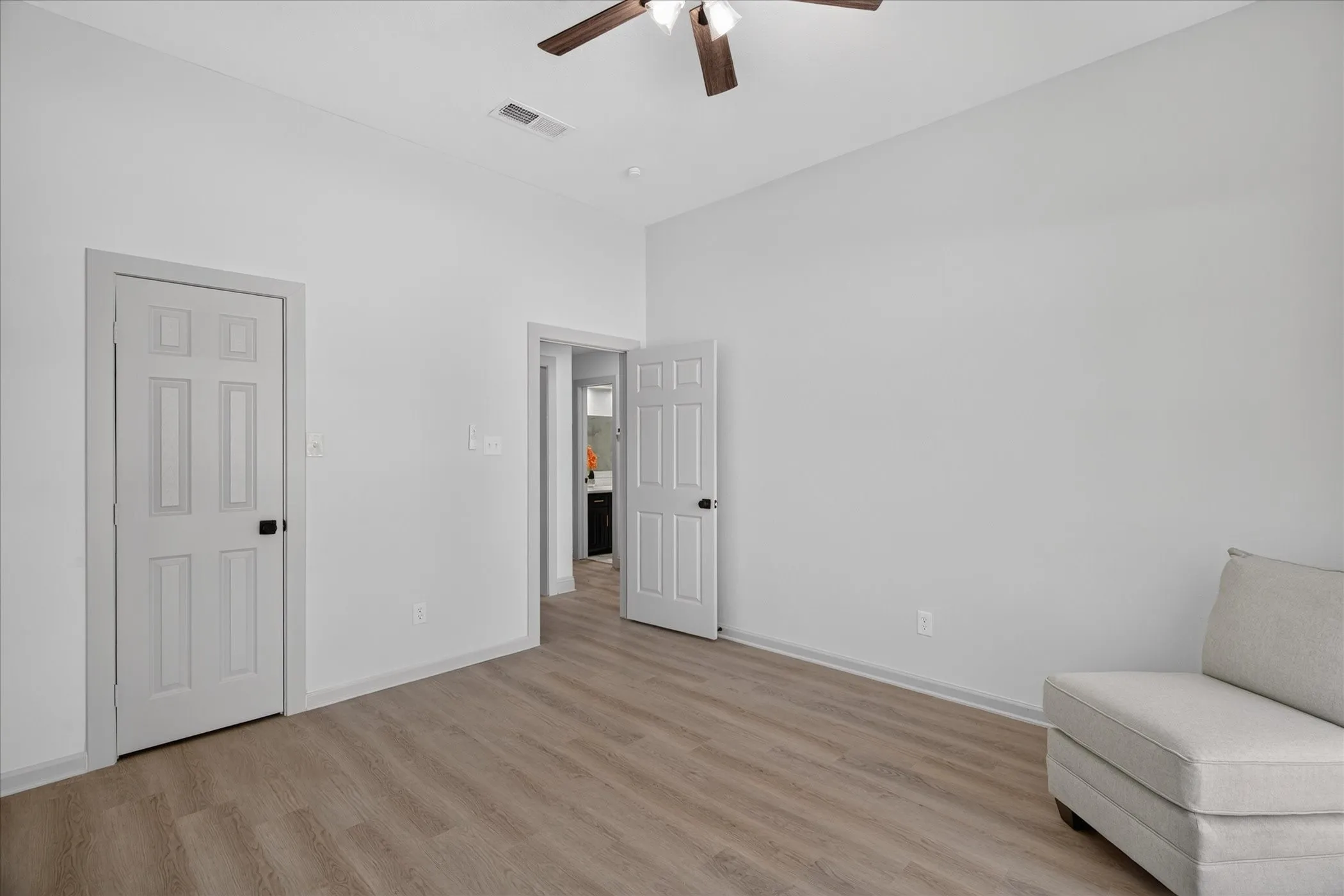 Single Family Residence For Sale in Tarrant County , 10117 Stoneleigh Drive, Benbrook, Texas 76126, 4 Bedroom, 2 Bathroom, 2 Garage spaces, 2,240 Sqft, built in 1984, mls#21412633, Real Estate Agent in Benbrook, Homes For Sale in Tarrant county, Homes For Sale in Benbrook, Realtor in Benbrook Texas, Real Estate Brokerage Independent Realty Texas, Luminita Cordes Realtor