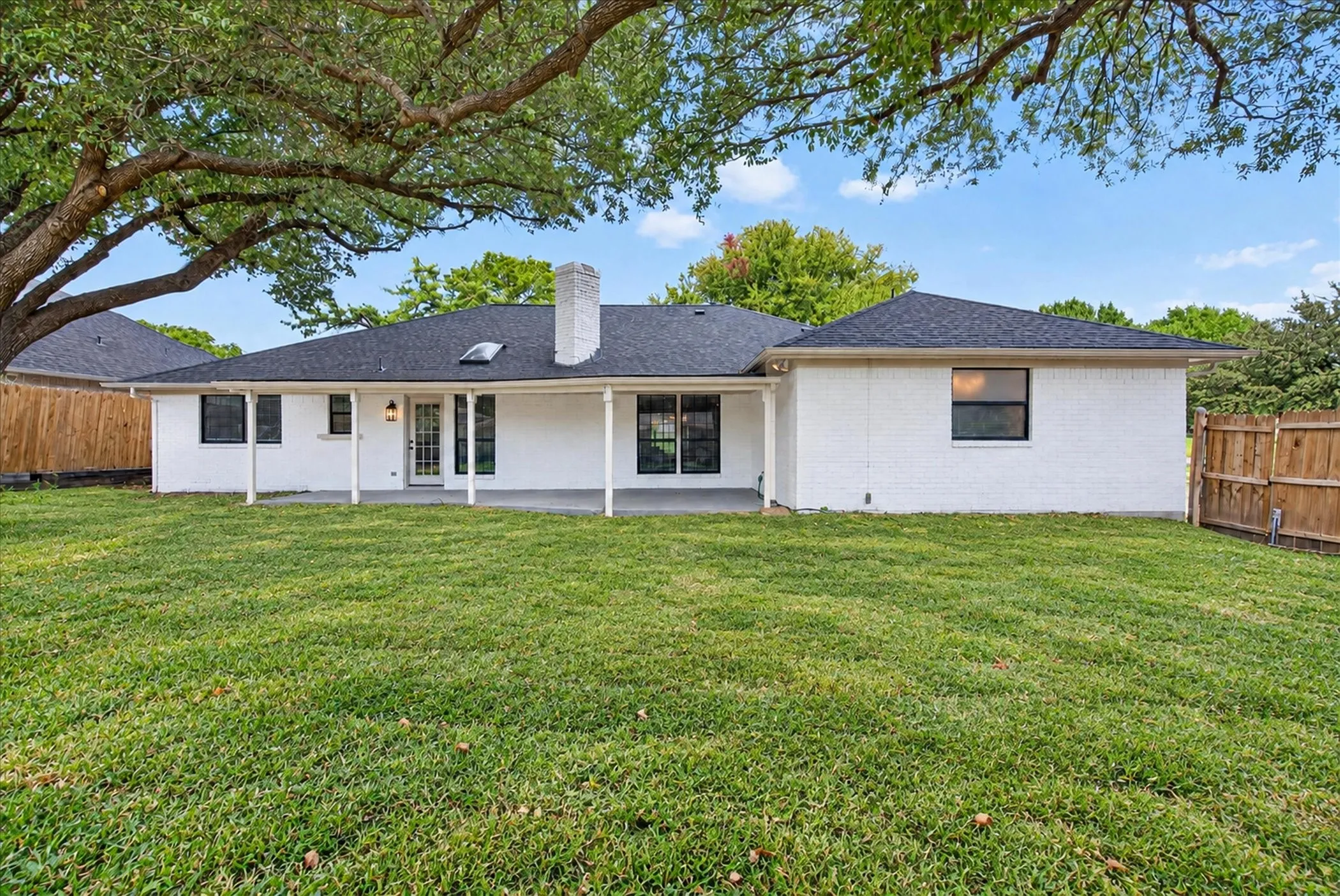 Single Family Residence For Sale in Tarrant County , 10117 Stoneleigh Drive, Benbrook, Texas 76126, 4 Bedroom, 2 Bathroom, 2 Garage spaces, 2,240 Sqft, built in 1984, mls#21412633, Real Estate Agent in Benbrook, Homes For Sale in Tarrant county, Homes For Sale in Benbrook, Realtor in Benbrook Texas, Real Estate Brokerage Independent Realty Texas, Luminita Cordes Realtor