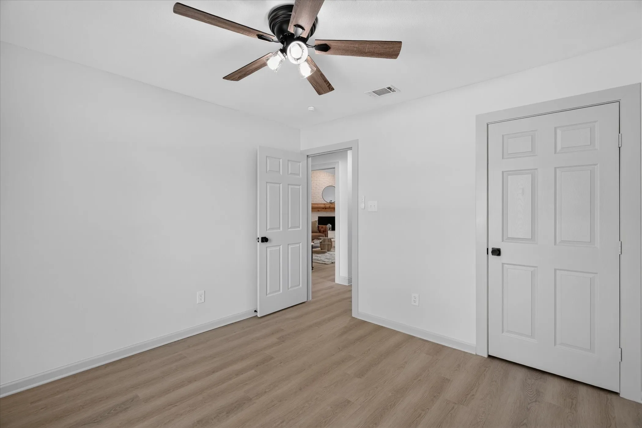 Single Family Residence For Sale in Tarrant County , 10117 Stoneleigh Drive, Benbrook, Texas 76126, 4 Bedroom, 2 Bathroom, 2 Garage spaces, 2,240 Sqft, built in 1984, mls#21412633, Real Estate Agent in Benbrook, Homes For Sale in Tarrant county, Homes For Sale in Benbrook, Realtor in Benbrook Texas, Real Estate Brokerage Independent Realty Texas, Luminita Cordes Realtor