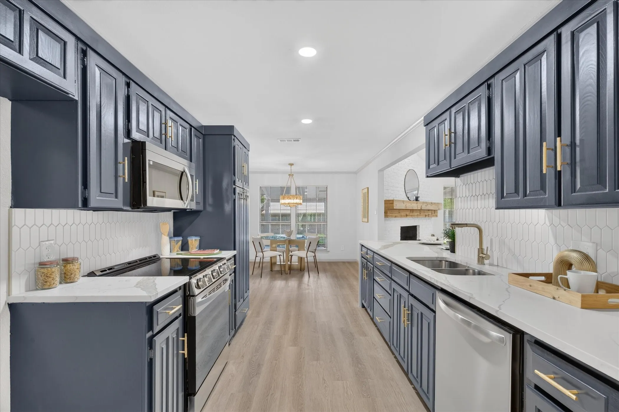 Single Family Residence For Sale in Tarrant County , 10117 Stoneleigh Drive, Benbrook, Texas 76126, 4 Bedroom, 2 Bathroom, 2 Garage spaces, 2,240 Sqft, built in 1984, mls#21412633, Real Estate Agent in Benbrook, Homes For Sale in Tarrant county, Homes For Sale in Benbrook, Realtor in Benbrook Texas, Real Estate Brokerage Independent Realty Texas, Luminita Cordes Realtor