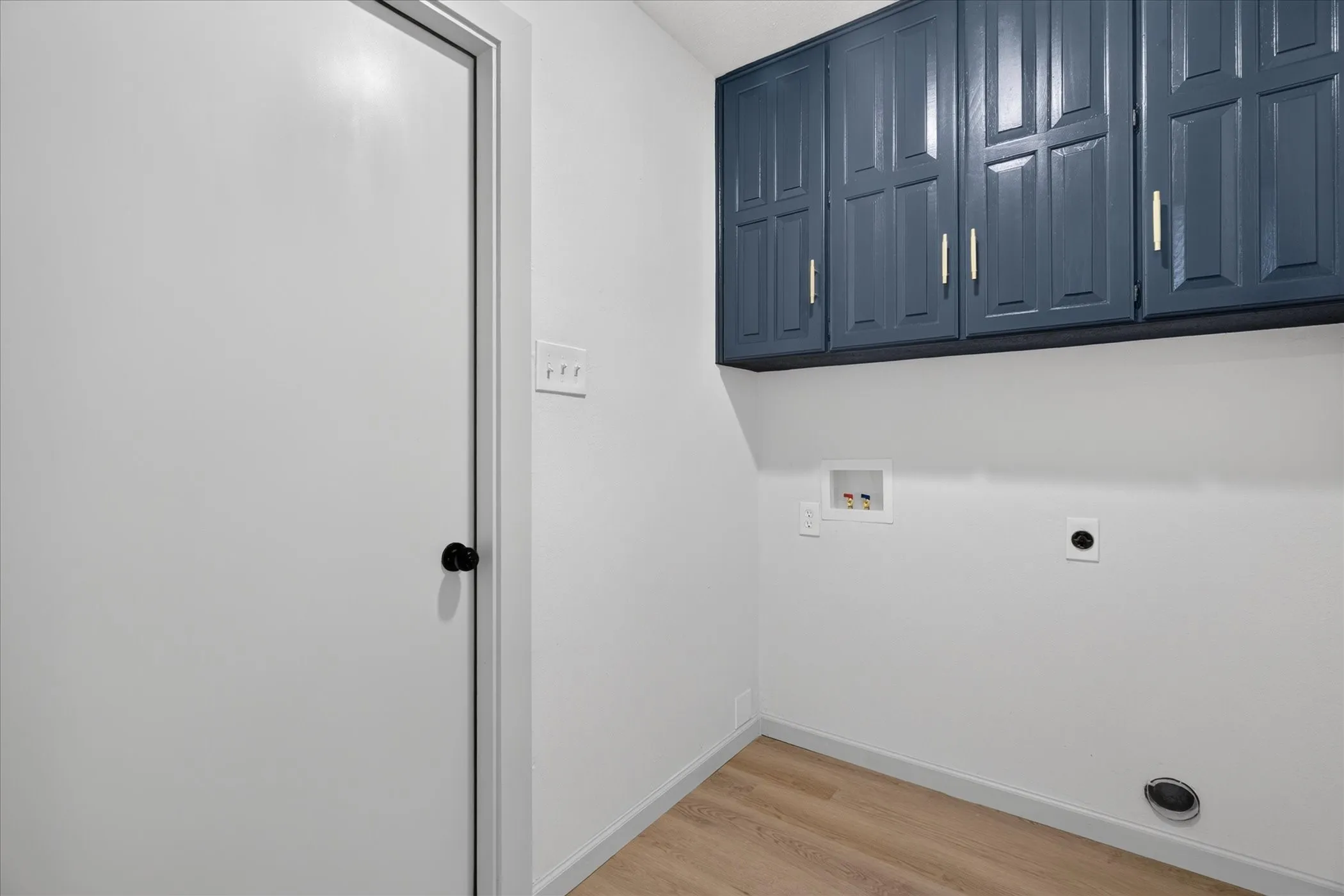 Single Family Residence For Sale in Tarrant County , 10117 Stoneleigh Drive, Benbrook, Texas 76126, 4 Bedroom, 2 Bathroom, 2 Garage spaces, 2,240 Sqft, built in 1984, mls#21412633, Real Estate Agent in Benbrook, Homes For Sale in Tarrant county, Homes For Sale in Benbrook, Realtor in Benbrook Texas, Real Estate Brokerage Independent Realty Texas, Luminita Cordes Realtor