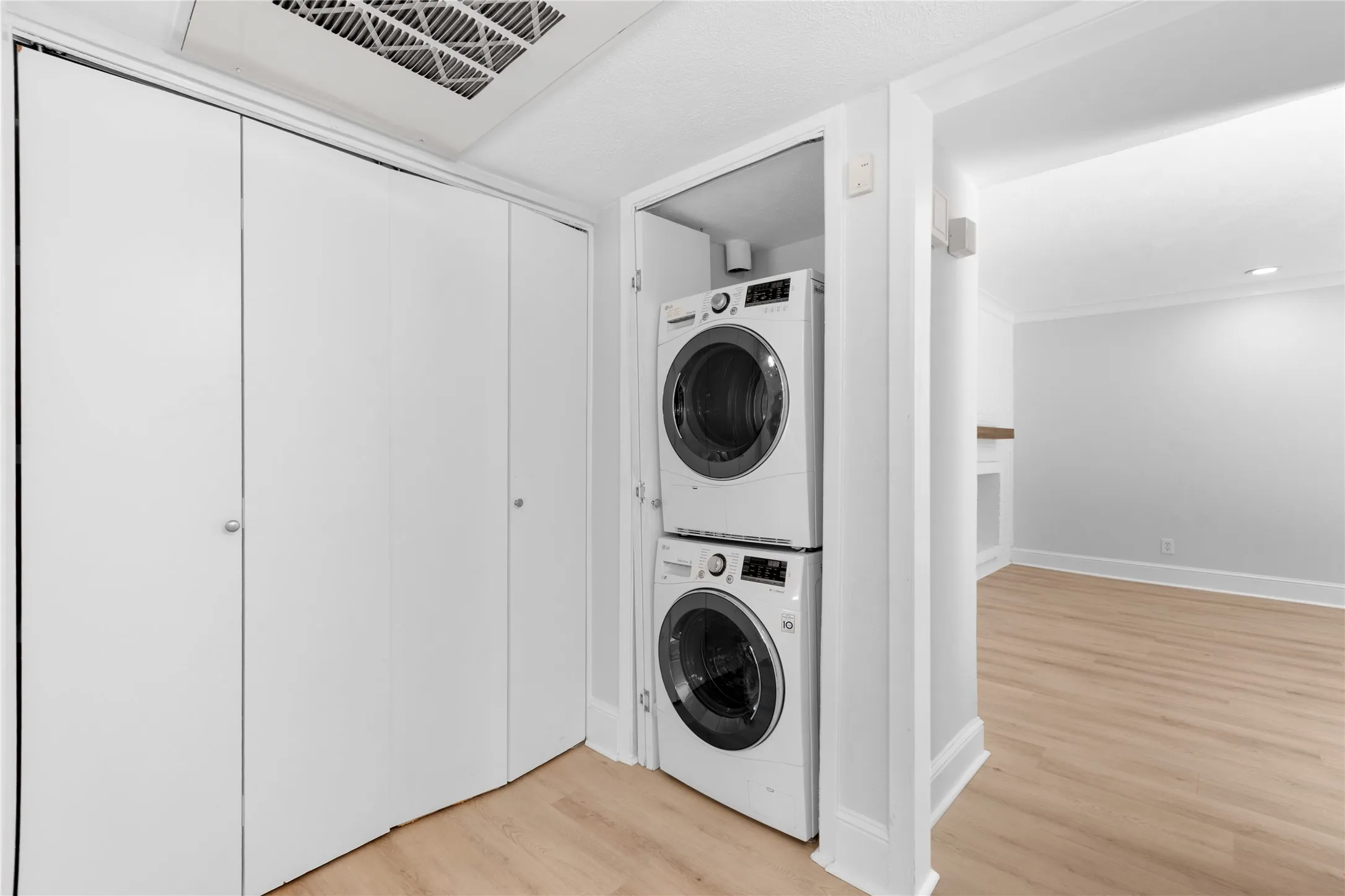 Condominium For Sale in Dallas County , 5928 Sandhurst Lane 127, Dallas, Texas 75206, 3 Bedroom, 2 Bathroom, Garage spaces, 1,224 Sqft, built in 1967, mls#21413727, Real Estate Agent in Dallas, Homes For Sale in Dallas county, Homes For Sale in Dallas, Realtor in Dallas Texas, Real Estate Brokerage Independent Realty Texas, Luminita Cordes Realtor