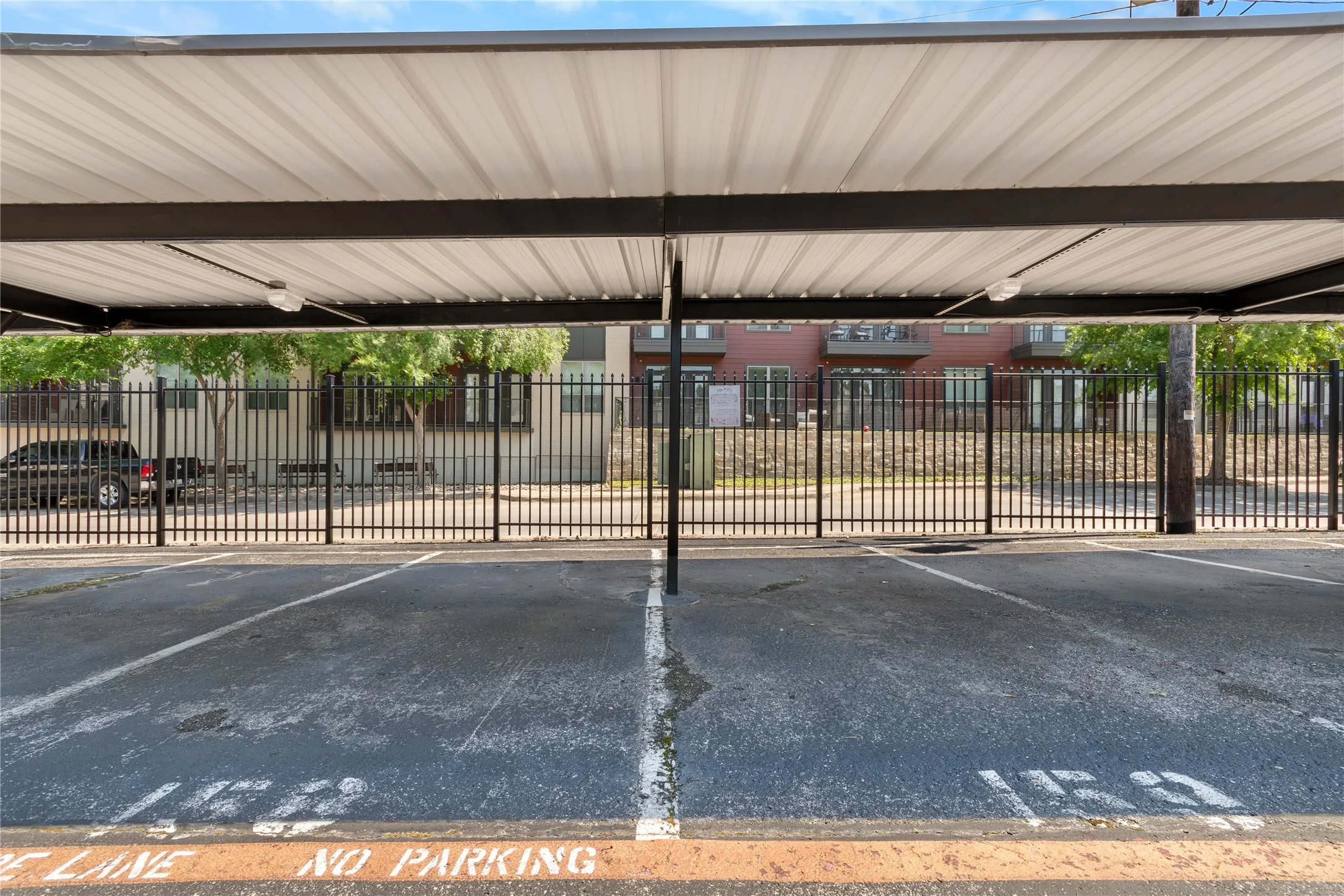Condominium For Sale in Dallas County , 5928 Sandhurst Lane 127, Dallas, Texas 75206, 3 Bedroom, 2 Bathroom, Garage spaces, 1,224 Sqft, built in 1967, mls#21413727, Real Estate Agent in Dallas, Homes For Sale in Dallas county, Homes For Sale in Dallas, Realtor in Dallas Texas, Real Estate Brokerage Independent Realty Texas, Luminita Cordes Realtor