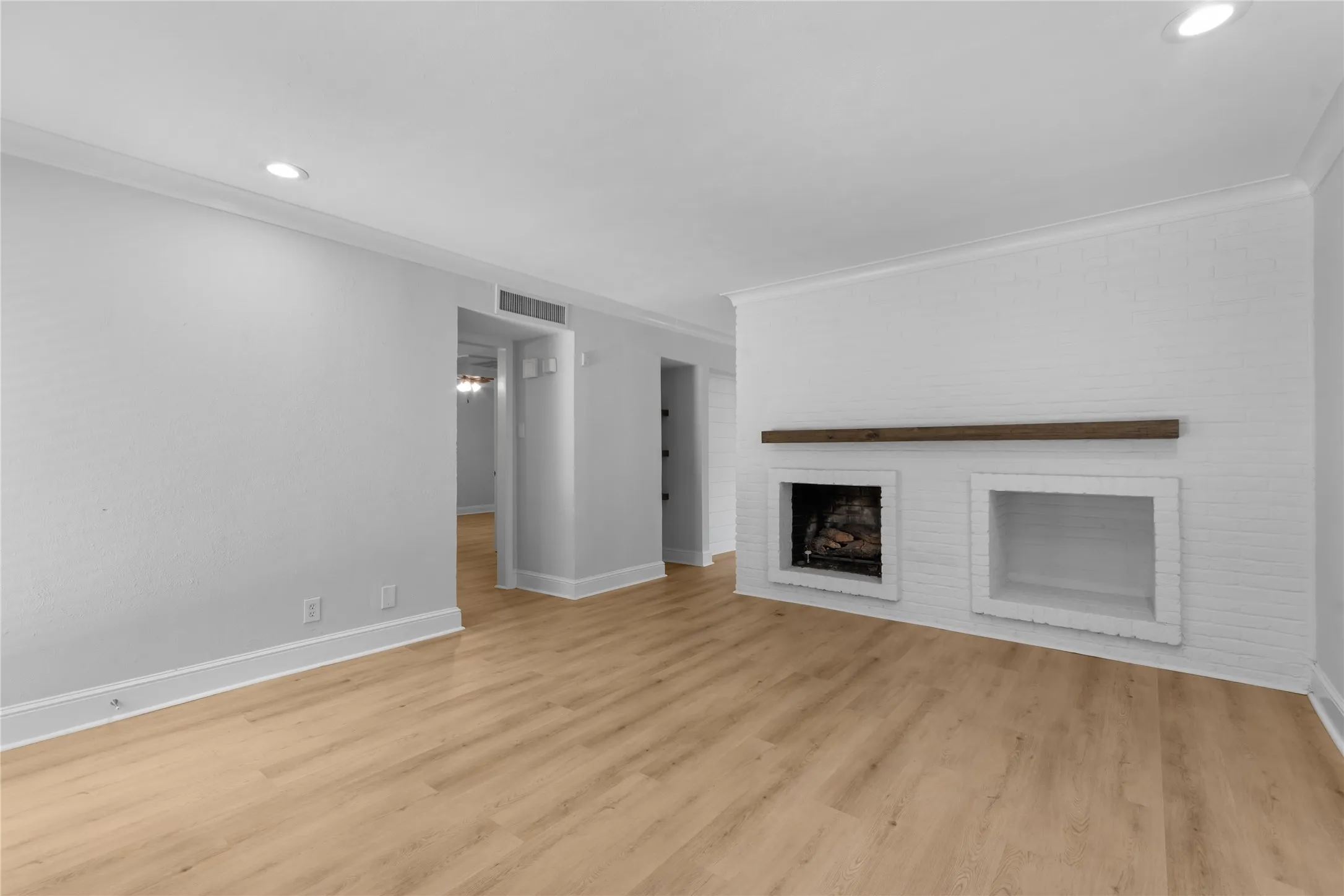 Condominium For Sale in Dallas County , 5928 Sandhurst Lane 127, Dallas, Texas 75206, 3 Bedroom, 2 Bathroom, Garage spaces, 1,224 Sqft, built in 1967, mls#21413727, Real Estate Agent in Dallas, Homes For Sale in Dallas county, Homes For Sale in Dallas, Realtor in Dallas Texas, Real Estate Brokerage Independent Realty Texas, Luminita Cordes Realtor