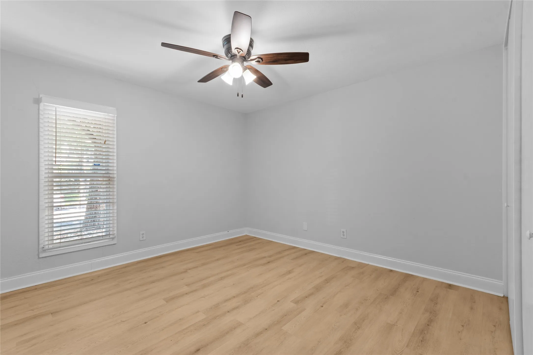 Condominium For Sale in Dallas County , 5928 Sandhurst Lane 127, Dallas, Texas 75206, 3 Bedroom, 2 Bathroom, Garage spaces, 1,224 Sqft, built in 1967, mls#21413727, Real Estate Agent in Dallas, Homes For Sale in Dallas county, Homes For Sale in Dallas, Realtor in Dallas Texas, Real Estate Brokerage Independent Realty Texas, Luminita Cordes Realtor