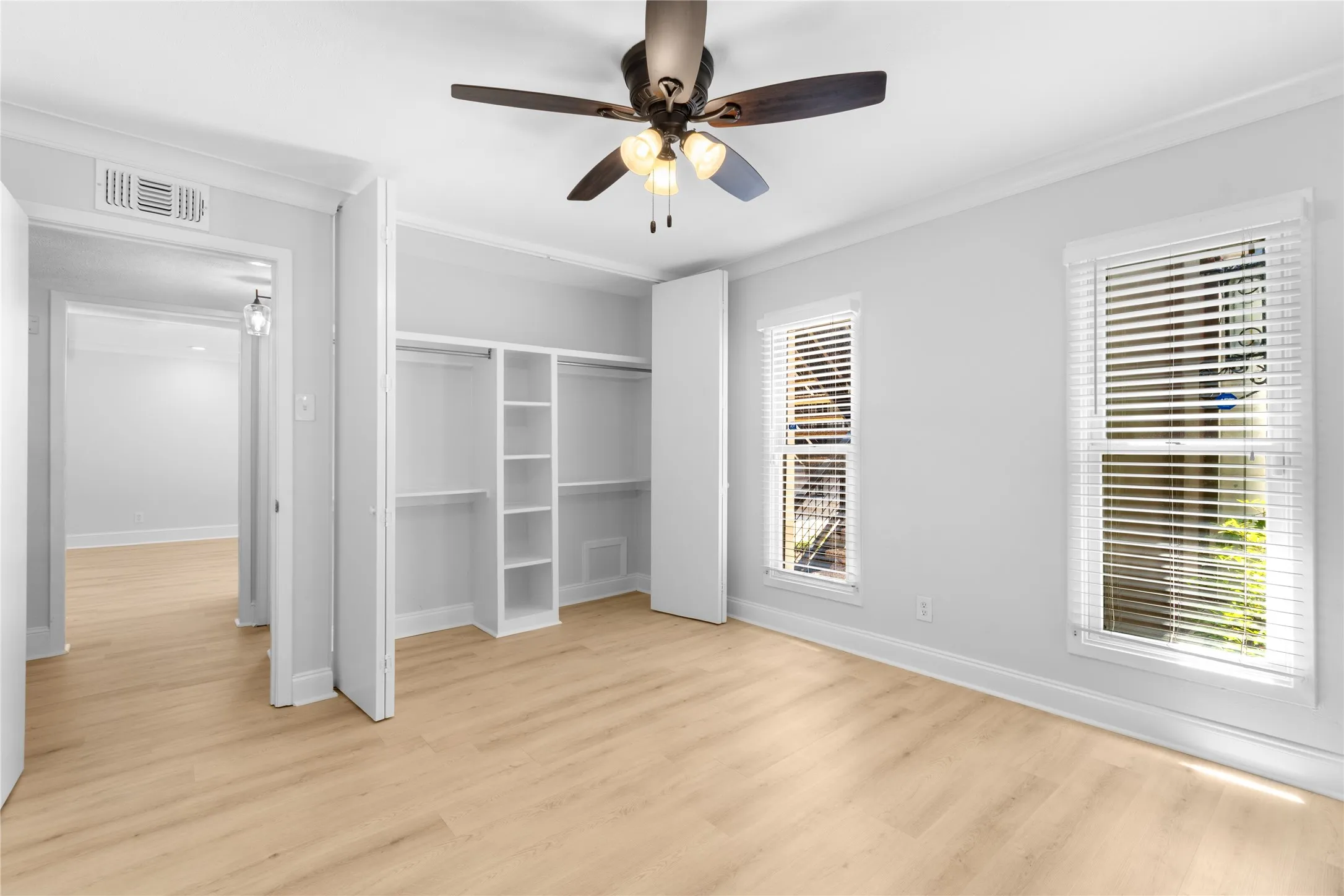 Condominium For Sale in Dallas County , 5928 Sandhurst Lane 127, Dallas, Texas 75206, 3 Bedroom, 2 Bathroom, Garage spaces, 1,224 Sqft, built in 1967, mls#21413727, Real Estate Agent in Dallas, Homes For Sale in Dallas county, Homes For Sale in Dallas, Realtor in Dallas Texas, Real Estate Brokerage Independent Realty Texas, Luminita Cordes Realtor
