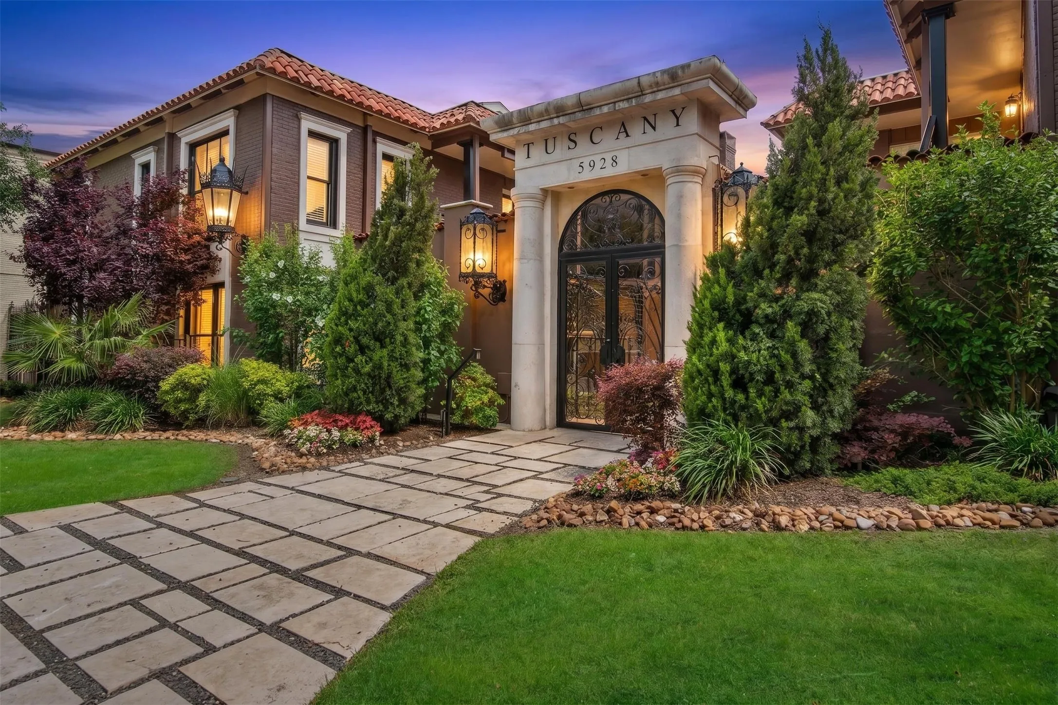 Condominium For Sale in Dallas County , 5928 Sandhurst Lane 127, Dallas, Texas 75206, 3 Bedroom, 2 Bathroom, Garage spaces, 1,224 Sqft, built in 1967, mls#21413727, Real Estate Agent in Dallas, Homes For Sale in Dallas county, Homes For Sale in Dallas, Realtor in Dallas Texas, Real Estate Brokerage Independent Realty Texas, Luminita Cordes Realtor
