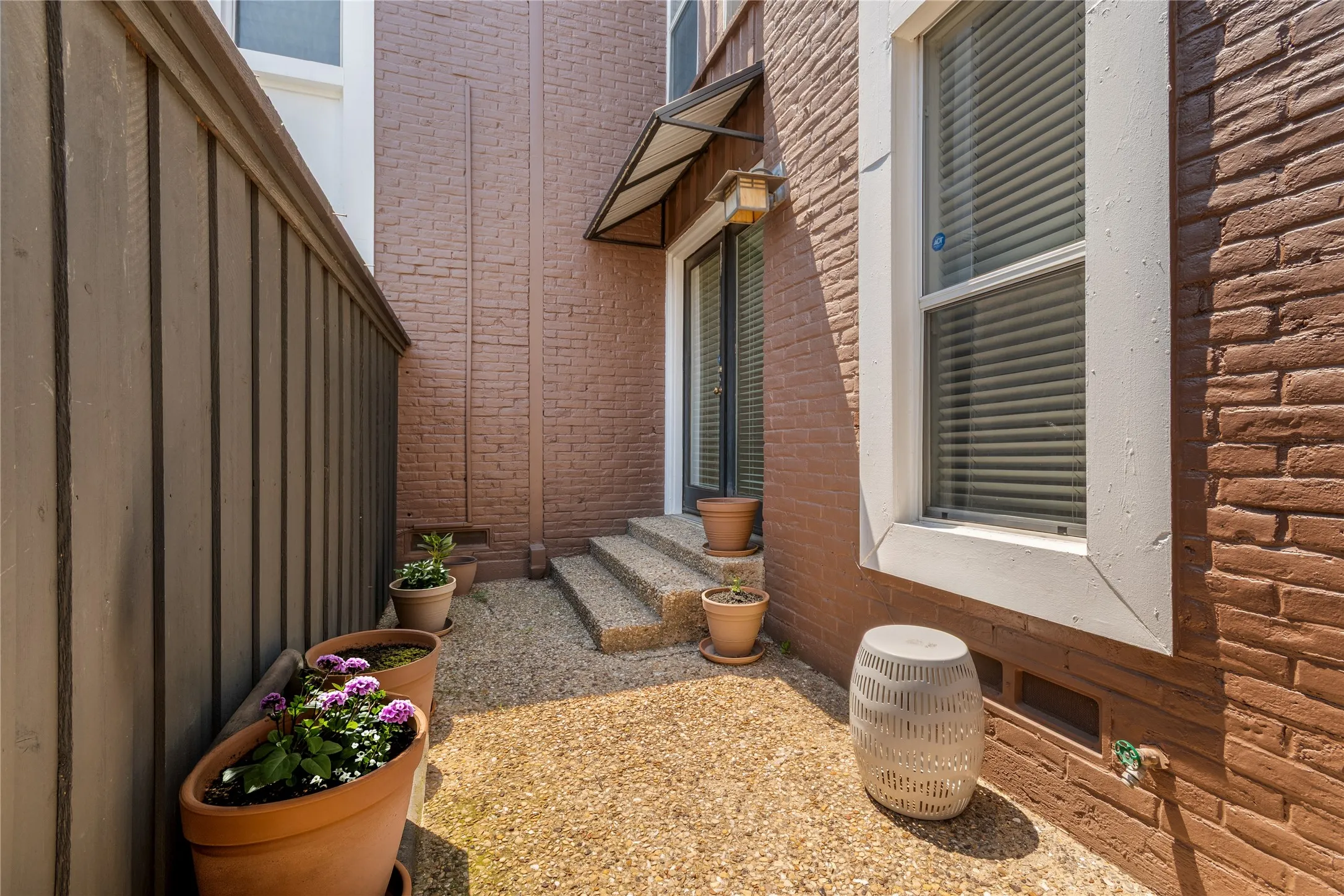 Condominium For Sale in Dallas County , 5928 Sandhurst Lane 127, Dallas, Texas 75206, 3 Bedroom, 2 Bathroom, Garage spaces, 1,224 Sqft, built in 1967, mls#21413727, Real Estate Agent in Dallas, Homes For Sale in Dallas county, Homes For Sale in Dallas, Realtor in Dallas Texas, Real Estate Brokerage Independent Realty Texas, Luminita Cordes Realtor