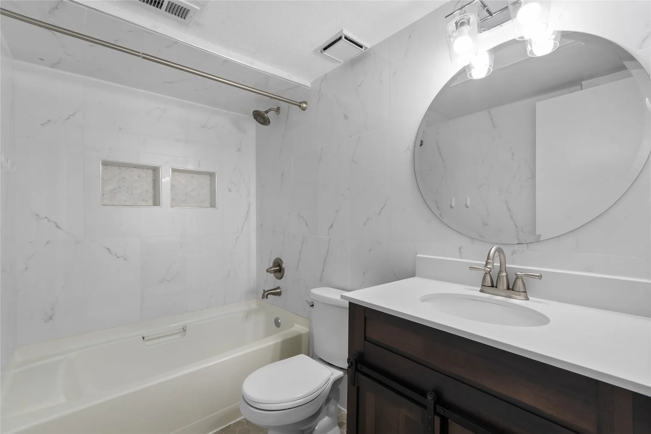 Condominium For Sale in Dallas County , 5928 Sandhurst Lane 127, Dallas, Texas 75206, 3 Bedroom, 2 Bathroom, Garage spaces, 1,224 Sqft, built in 1967, mls#21413727, Real Estate Agent in Dallas, Homes For Sale in Dallas county, Homes For Sale in Dallas, Realtor in Dallas Texas, Real Estate Brokerage Independent Realty Texas, Luminita Cordes Realtor