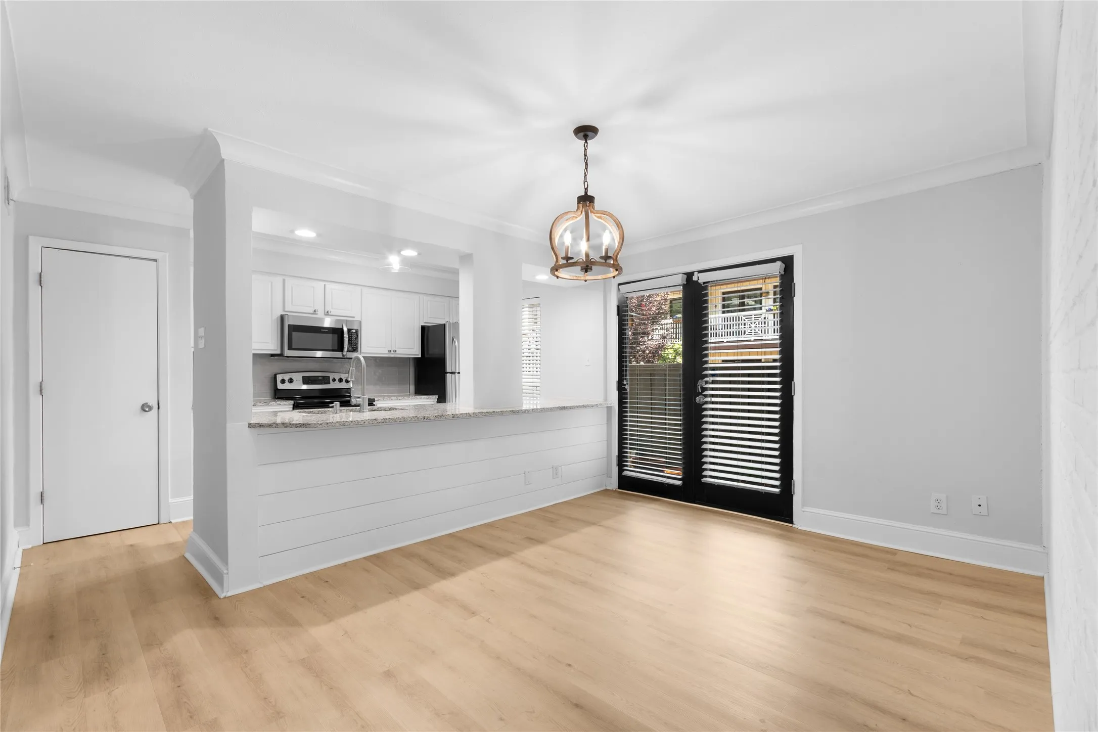 Condominium For Sale in Dallas County , 5928 Sandhurst Lane 127, Dallas, Texas 75206, 3 Bedroom, 2 Bathroom, Garage spaces, 1,224 Sqft, built in 1967, mls#21413727, Real Estate Agent in Dallas, Homes For Sale in Dallas county, Homes For Sale in Dallas, Realtor in Dallas Texas, Real Estate Brokerage Independent Realty Texas, Luminita Cordes Realtor