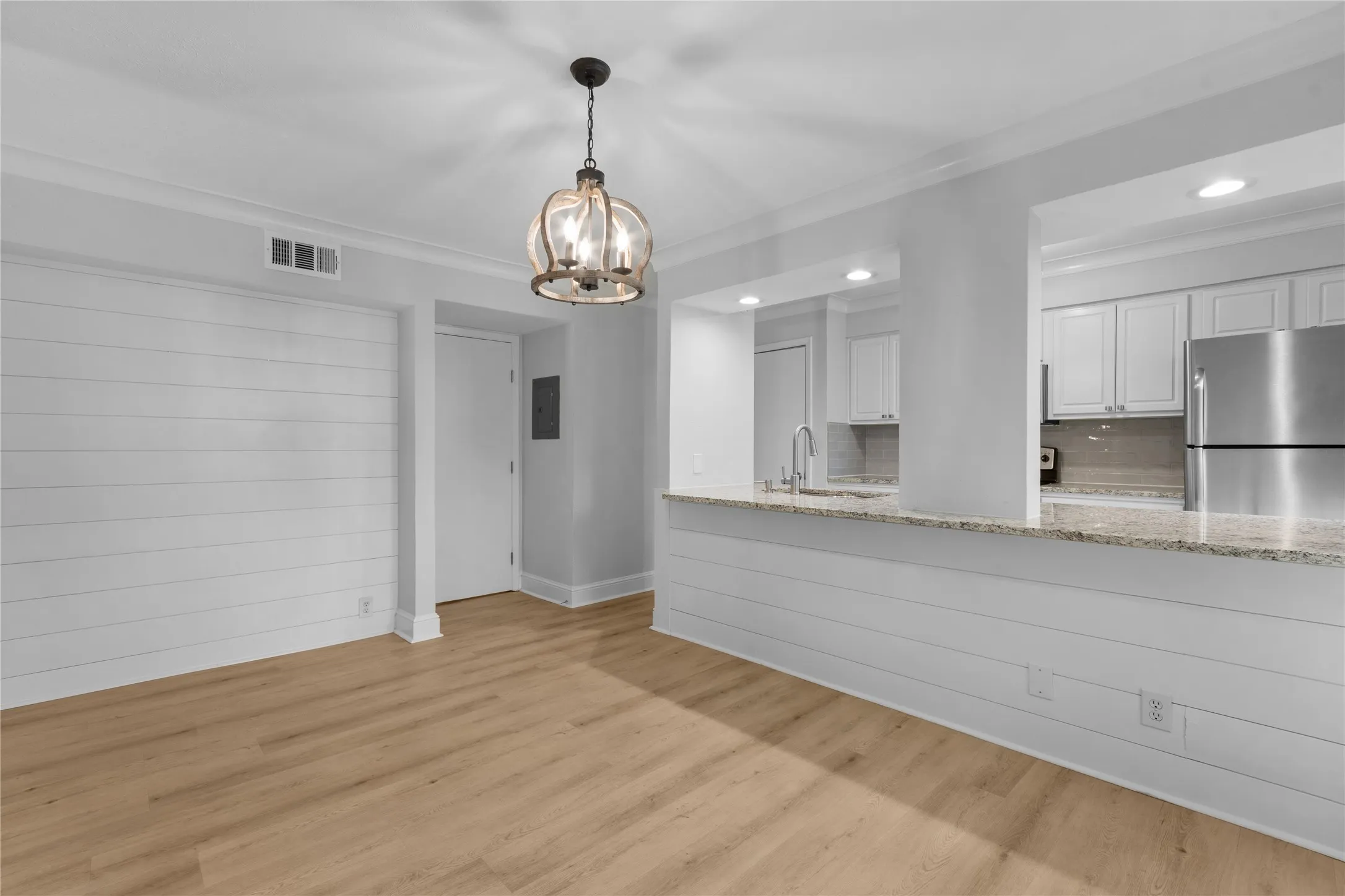 Condominium For Sale in Dallas County , 5928 Sandhurst Lane 127, Dallas, Texas 75206, 3 Bedroom, 2 Bathroom, Garage spaces, 1,224 Sqft, built in 1967, mls#21413727, Real Estate Agent in Dallas, Homes For Sale in Dallas county, Homes For Sale in Dallas, Realtor in Dallas Texas, Real Estate Brokerage Independent Realty Texas, Luminita Cordes Realtor