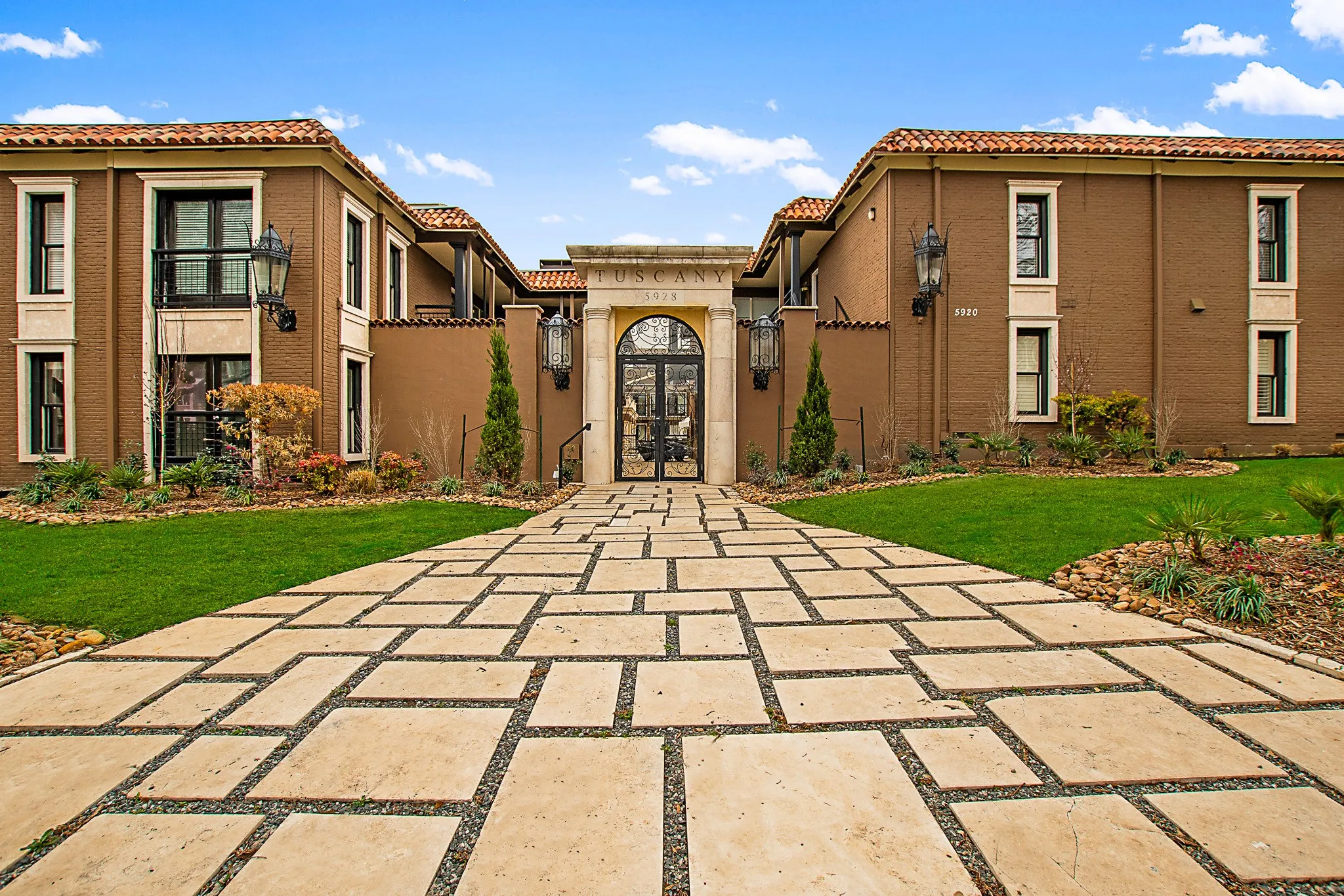 Condominium For Sale in Dallas County , 5928 Sandhurst Lane 127, Dallas, Texas 75206, 3 Bedroom, 2 Bathroom, Garage spaces, 1,224 Sqft, built in 1967, mls#21413727, Real Estate Agent in Dallas, Homes For Sale in Dallas county, Homes For Sale in Dallas, Realtor in Dallas Texas, Real Estate Brokerage Independent Realty Texas, Luminita Cordes Realtor