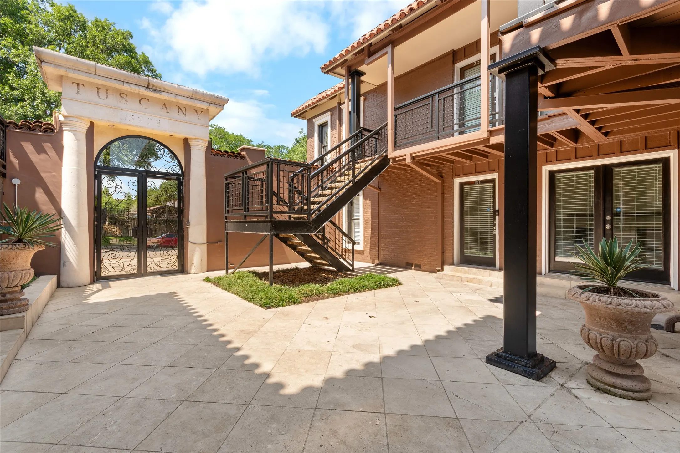 Condominium For Sale in Dallas County , 5928 Sandhurst Lane 127, Dallas, Texas 75206, 3 Bedroom, 2 Bathroom, Garage spaces, 1,224 Sqft, built in 1967, mls#21413727, Real Estate Agent in Dallas, Homes For Sale in Dallas county, Homes For Sale in Dallas, Realtor in Dallas Texas, Real Estate Brokerage Independent Realty Texas, Luminita Cordes Realtor