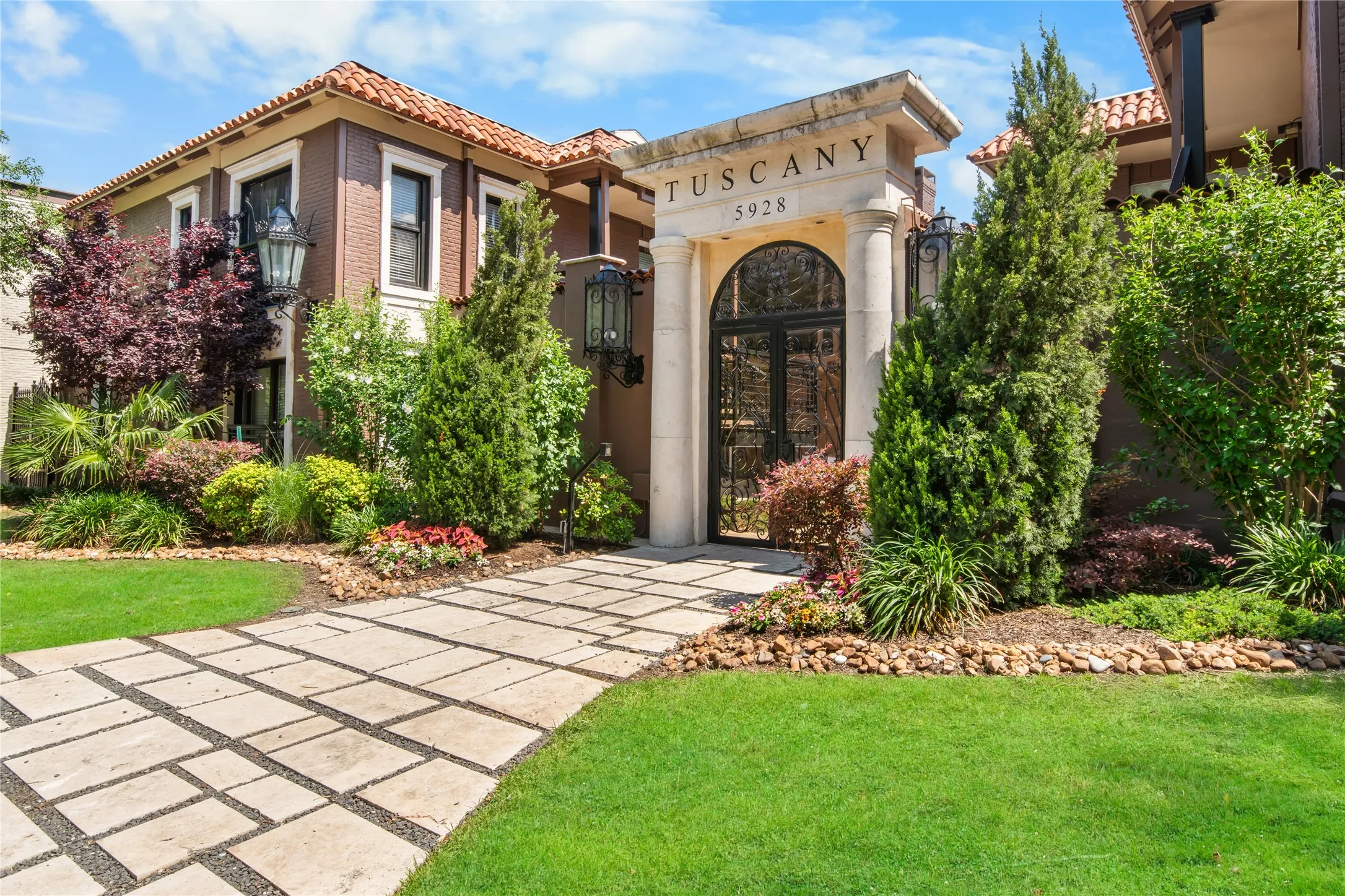 Condominium For Sale in Dallas County , 5928 Sandhurst Lane 127, Dallas, Texas 75206, 3 Bedroom, 2 Bathroom, Garage spaces, 1,224 Sqft, built in 1967, mls#21413727, Real Estate Agent in Dallas, Homes For Sale in Dallas county, Homes For Sale in Dallas, Realtor in Dallas Texas, Real Estate Brokerage Independent Realty Texas, Luminita Cordes Realtor