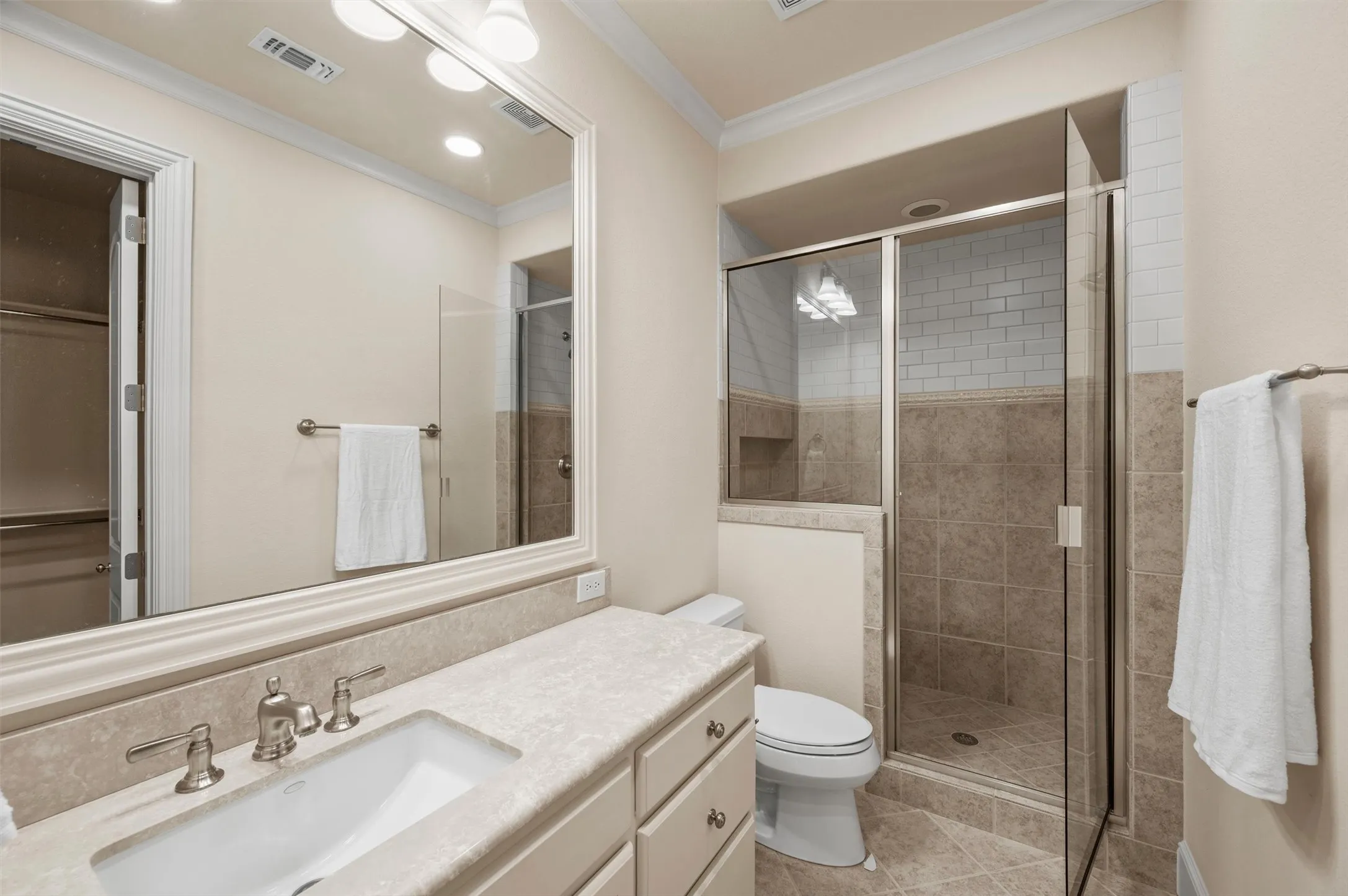 Single Family Residence For Sale in Dallas County , 2900 Westminster Avenue, University Park, Texas 75205, 4 Bedroom, 5 Bathroom, 2 Garage spaces, 4,011 Sqft, built in 2008, mls#21412781, Real Estate Agent in University Park, Homes For Sale in Dallas county, Homes For Sale in University Park, Realtor in University Park Texas, Real Estate Brokerage Independent Realty Texas, Luminita Cordes Realtor