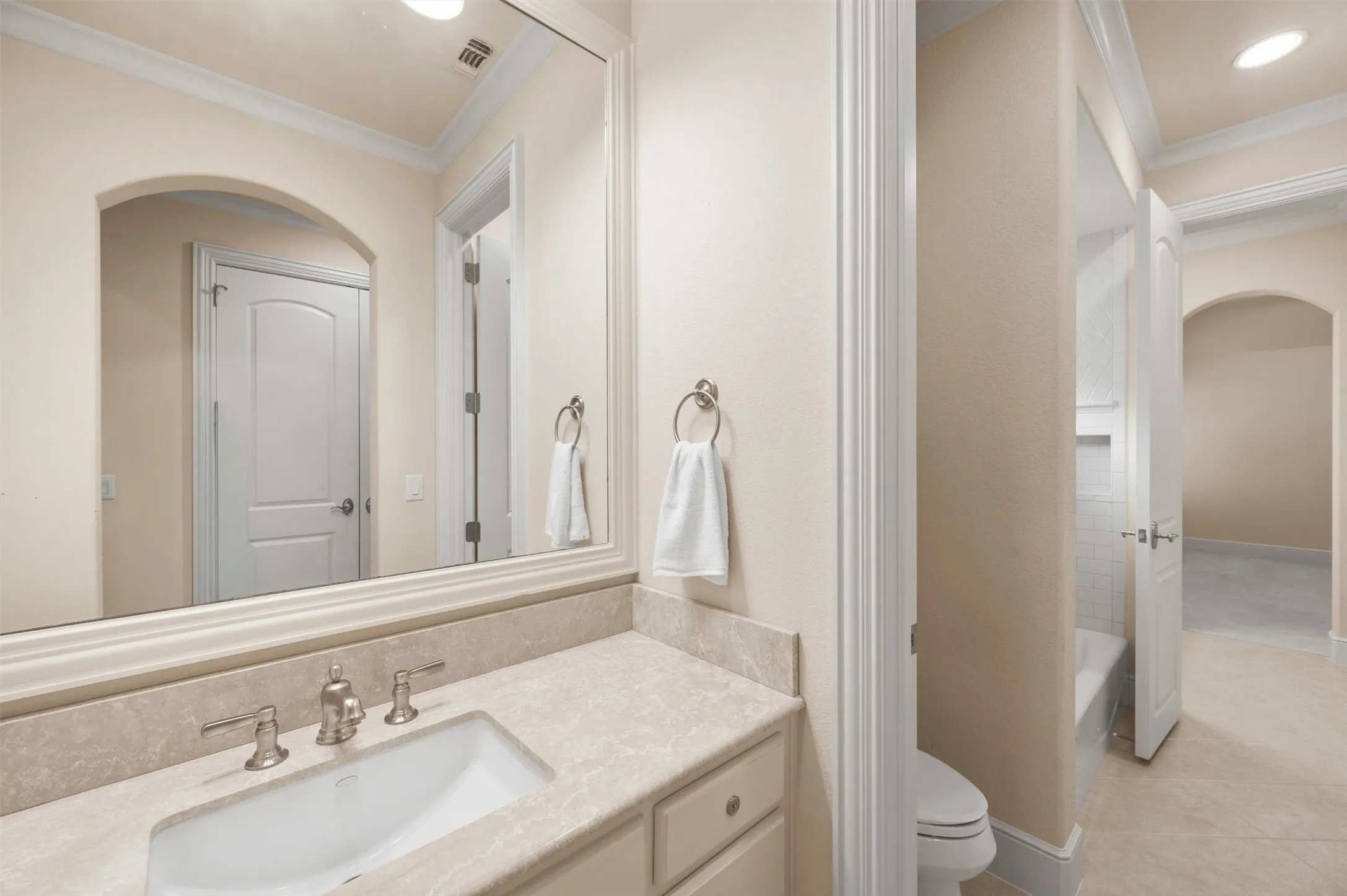 Single Family Residence For Sale in Dallas County , 2900 Westminster Avenue, University Park, Texas 75205, 4 Bedroom, 5 Bathroom, 2 Garage spaces, 4,011 Sqft, built in 2008, mls#21412781, Real Estate Agent in University Park, Homes For Sale in Dallas county, Homes For Sale in University Park, Realtor in University Park Texas, Real Estate Brokerage Independent Realty Texas, Luminita Cordes Realtor