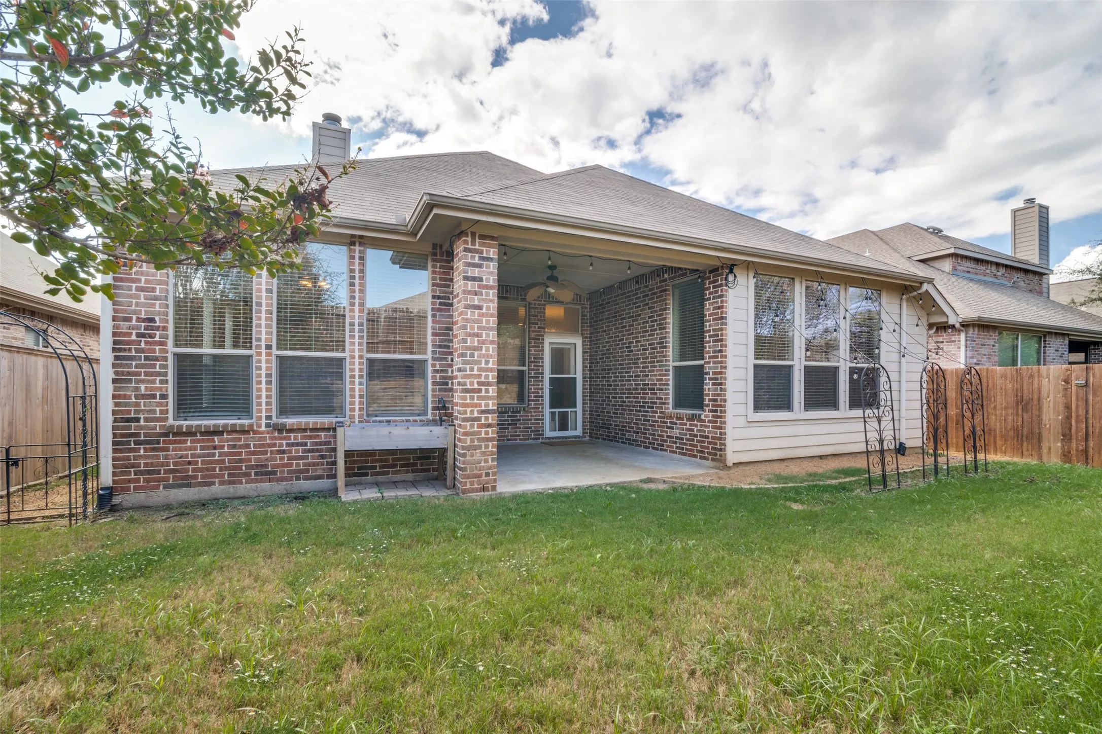 Single Family Residence For Sale in Kaufman County , 2018 Colorado Bend Drive, Forney, Texas 75126, 3 Bedroom, 2 Bathroom, 2 Garage spaces, 2,132 Sqft, built in 2009, mls#21413643, Real Estate Agent in Forney, Homes For Sale in Kaufman county, Homes For Sale in Forney, Realtor in Forney Texas, Real Estate Brokerage Independent Realty Texas, Luminita Cordes Realtor