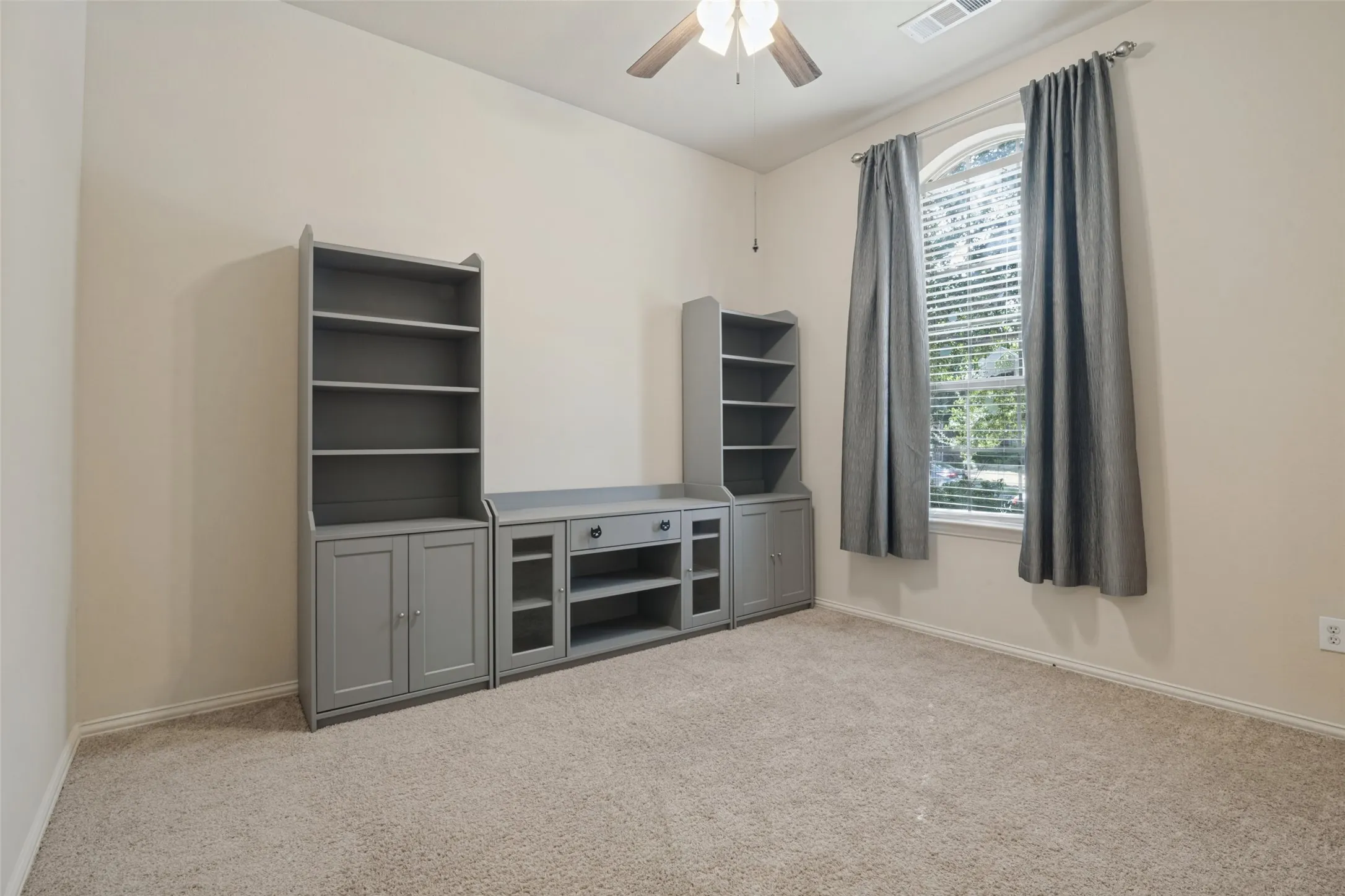 Single Family Residence For Sale in Kaufman County , 2018 Colorado Bend Drive, Forney, Texas 75126, 3 Bedroom, 2 Bathroom, 2 Garage spaces, 2,132 Sqft, built in 2009, mls#21413643, Real Estate Agent in Forney, Homes For Sale in Kaufman county, Homes For Sale in Forney, Realtor in Forney Texas, Real Estate Brokerage Independent Realty Texas, Luminita Cordes Realtor
