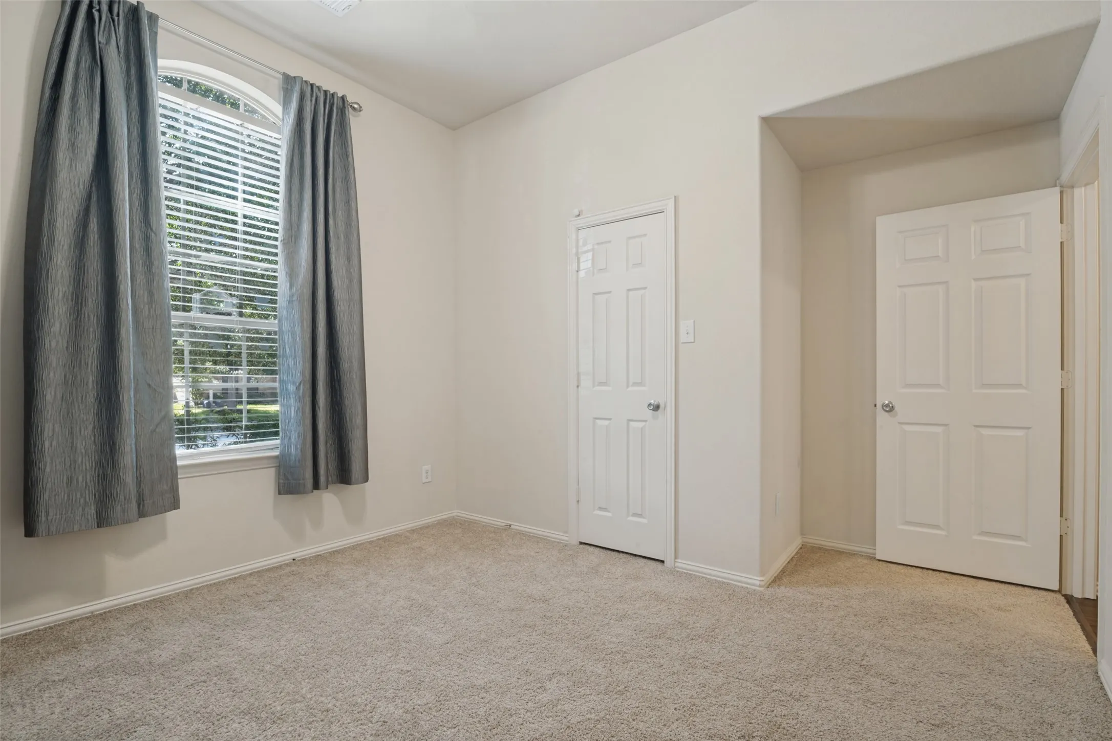 Single Family Residence For Sale in Kaufman County , 2018 Colorado Bend Drive, Forney, Texas 75126, 3 Bedroom, 2 Bathroom, 2 Garage spaces, 2,132 Sqft, built in 2009, mls#21413643, Real Estate Agent in Forney, Homes For Sale in Kaufman county, Homes For Sale in Forney, Realtor in Forney Texas, Real Estate Brokerage Independent Realty Texas, Luminita Cordes Realtor